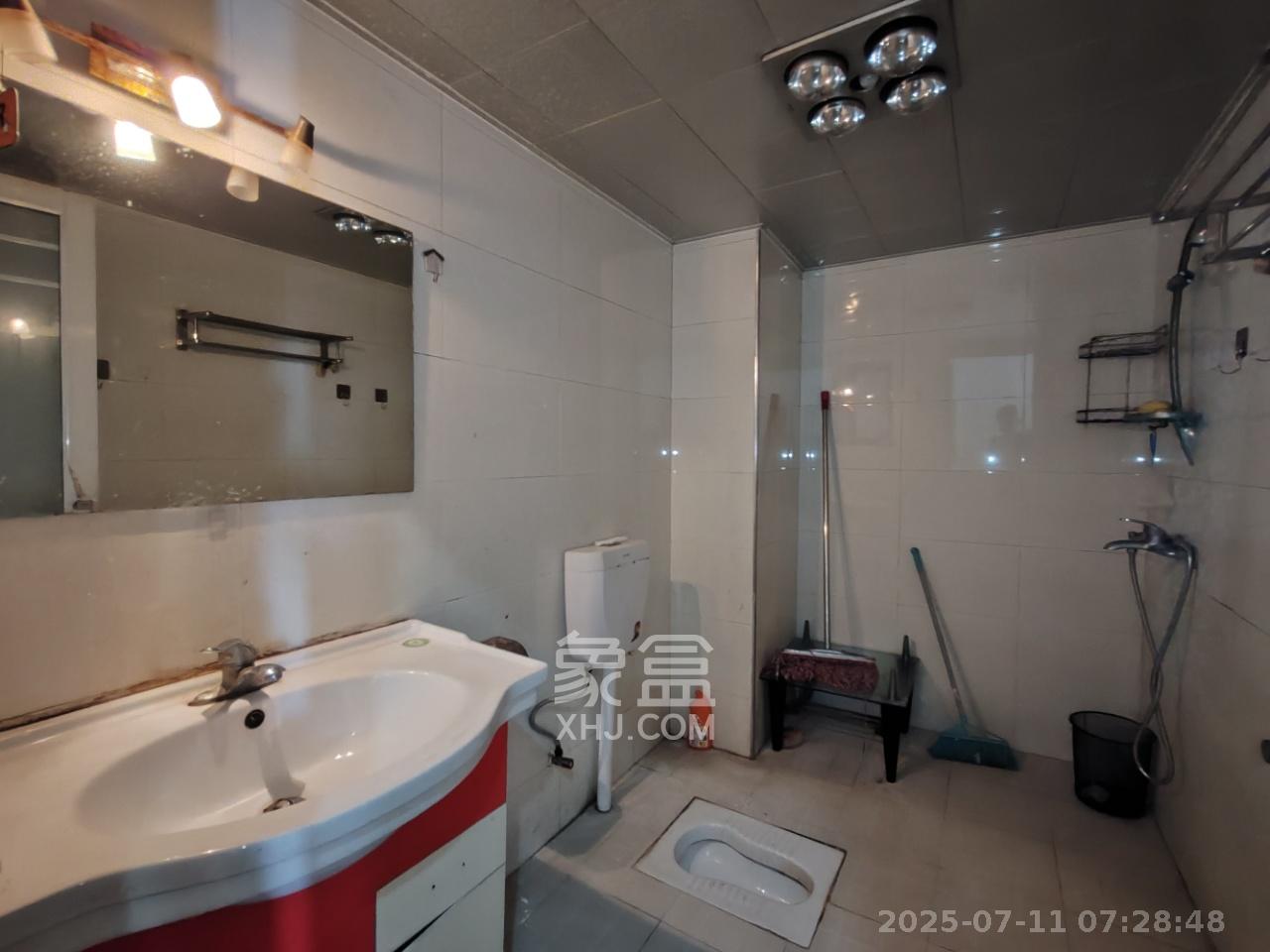 三一街区  3室2厅1卫   1800.00元/月室内图