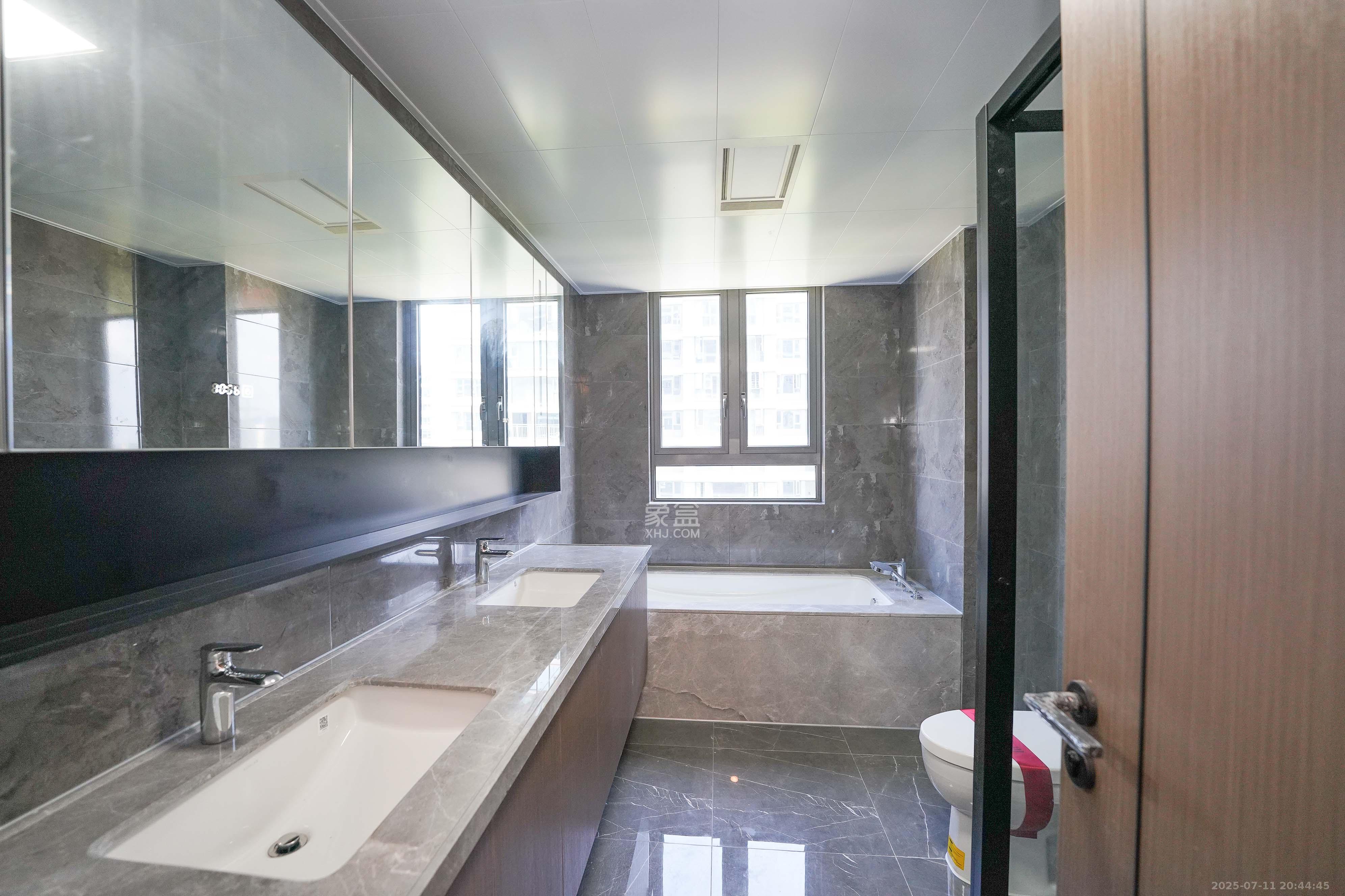 中海寰宇天下  4室2厅3卫    230.0万 中海寰宇天下  4室2厅3卫    230.0万卫生间