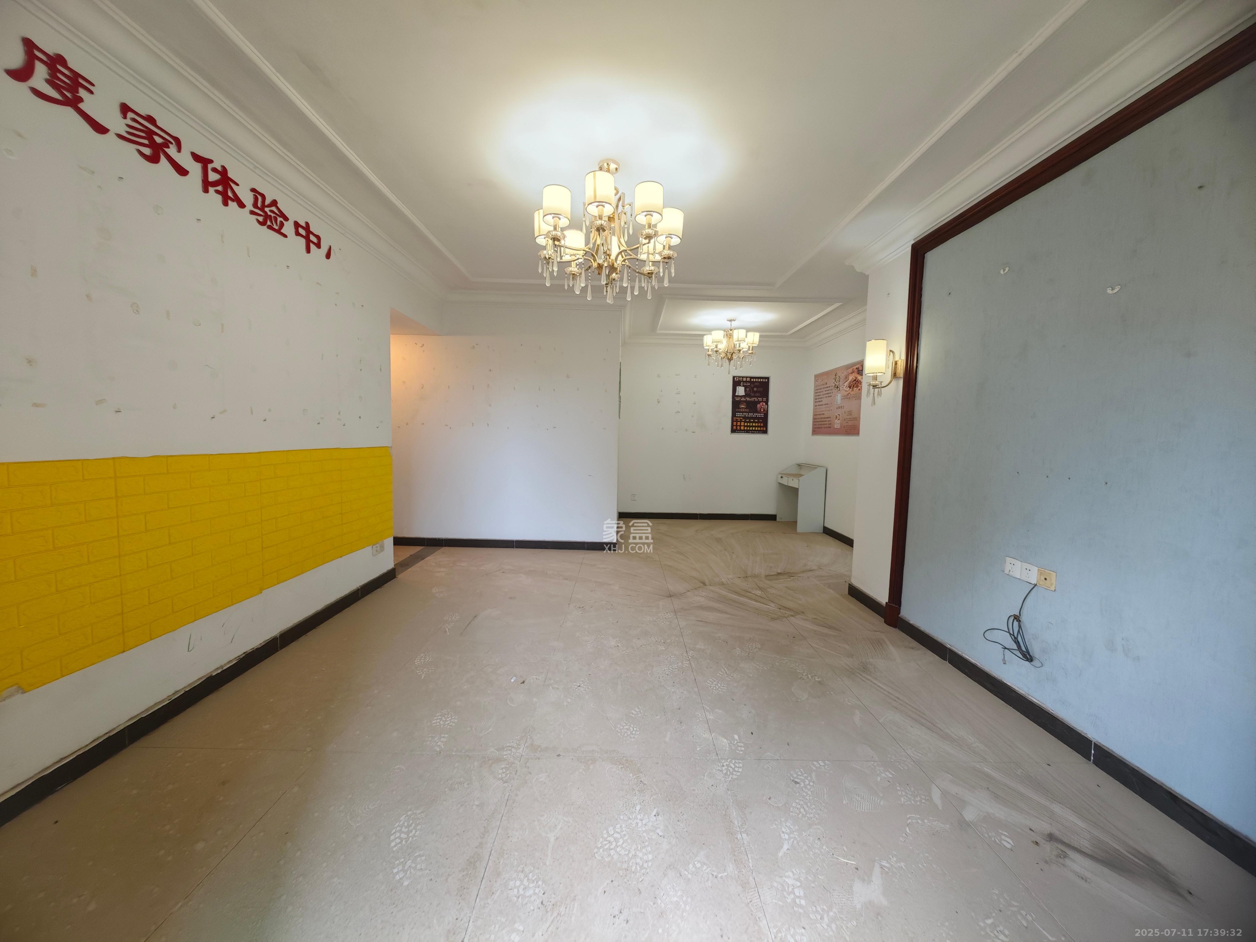 恒大翡翠华庭  3室2厅2卫   2200.00元/月室内图
