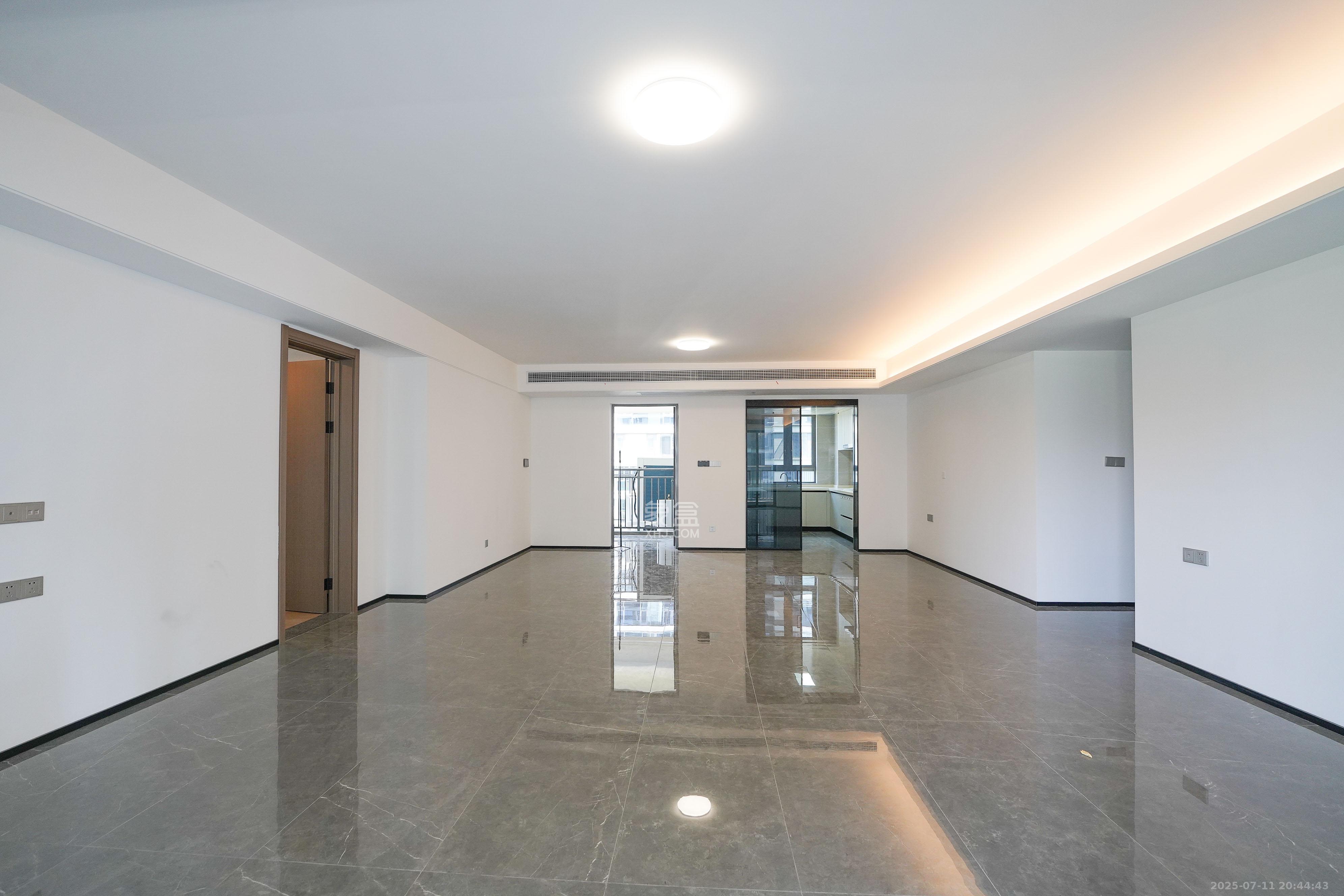 中海寰宇天下  4室2厅3卫    230.0万 中海寰宇天下  4室2厅3卫    230.0万客厅