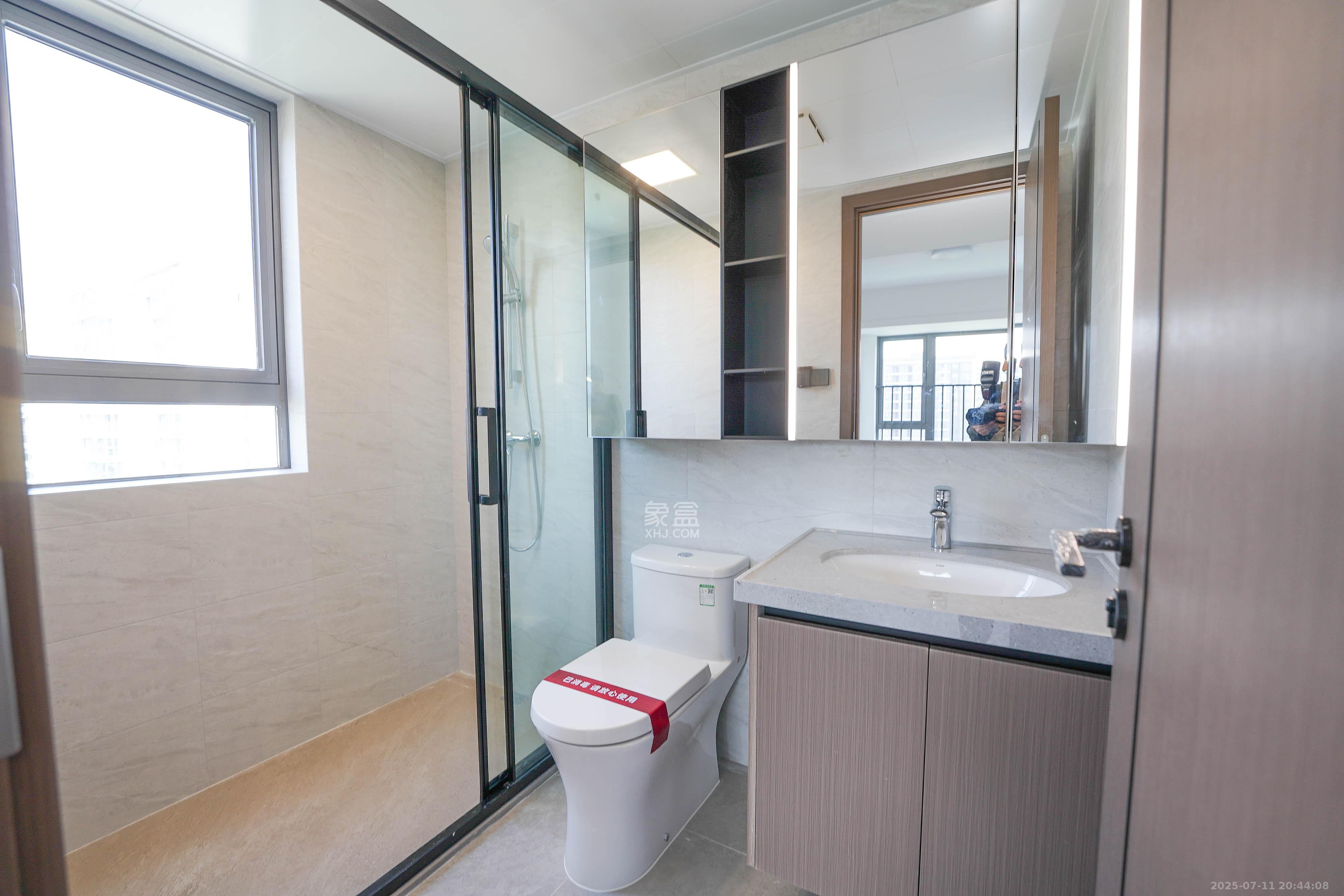 中海寰宇天下 4室2厅2卫 148.00万 中海寰宇天下 4室2厅2卫 148.00万卫生间