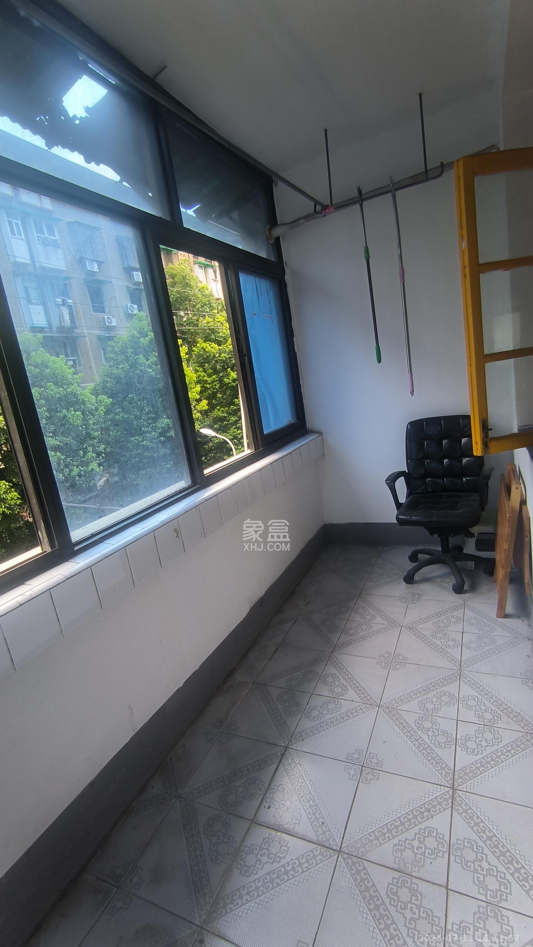 红旗区三片  3室1厅1卫    1800.0元/月 红旗区三片  3室1厅1卫    1800.0元/月室内图