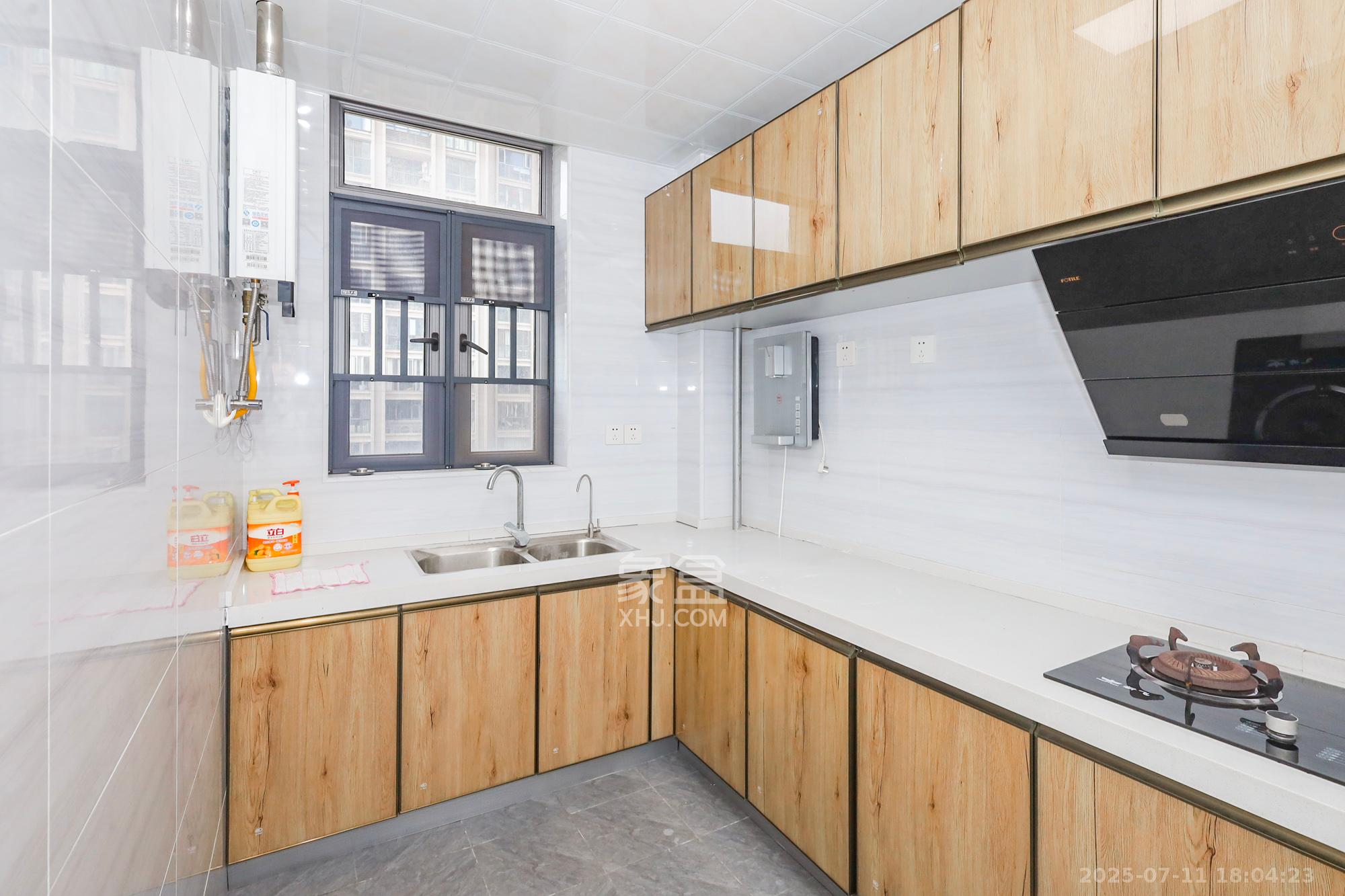 八方小区C区  3室2厅2卫    368.0万 八方小区C区  3室2厅2卫    368.0万厨房