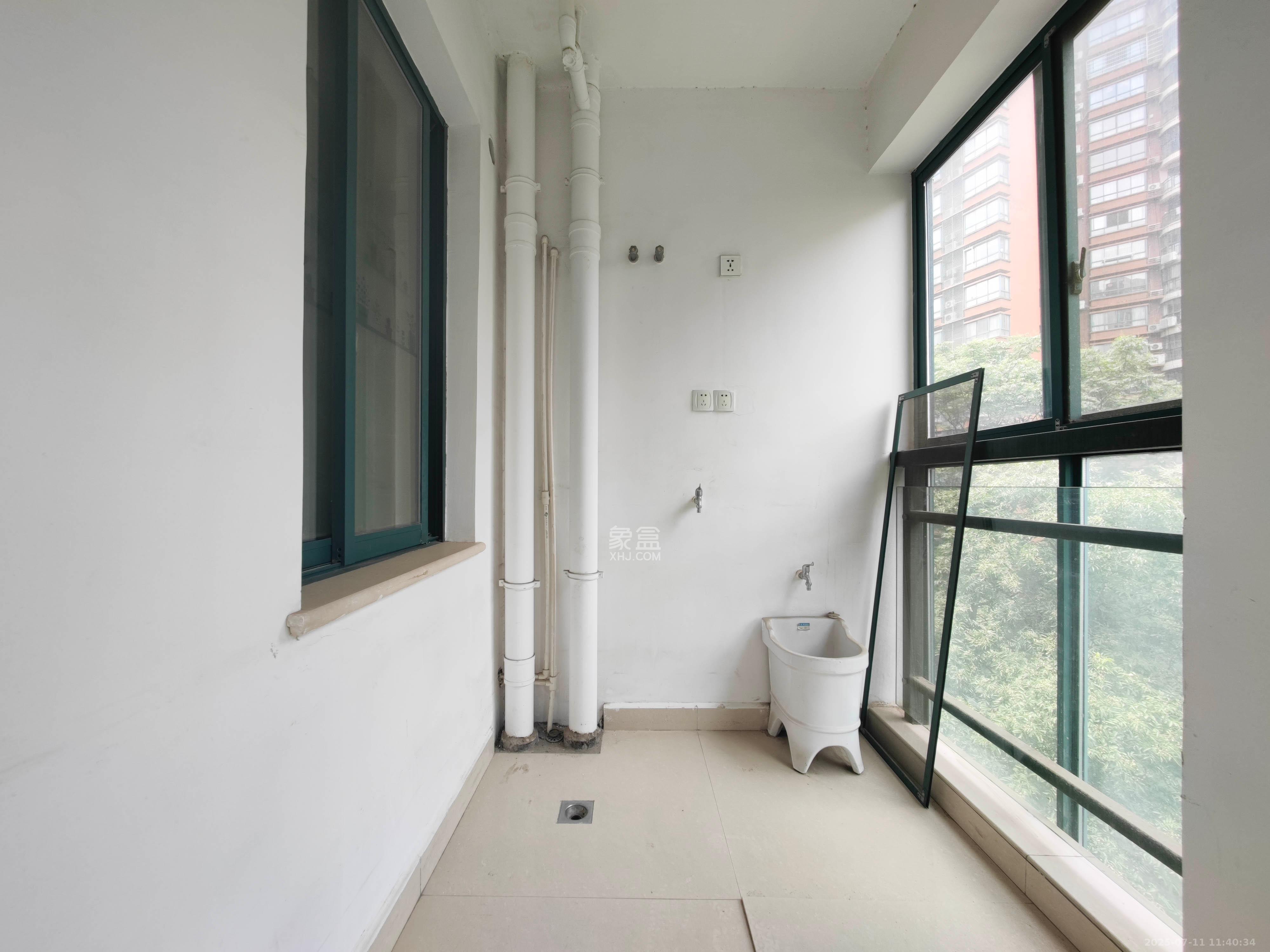 华盛世纪新城 4室2厅2卫 155.0万 华盛世纪新城 4室2厅2卫 155.0万阳台