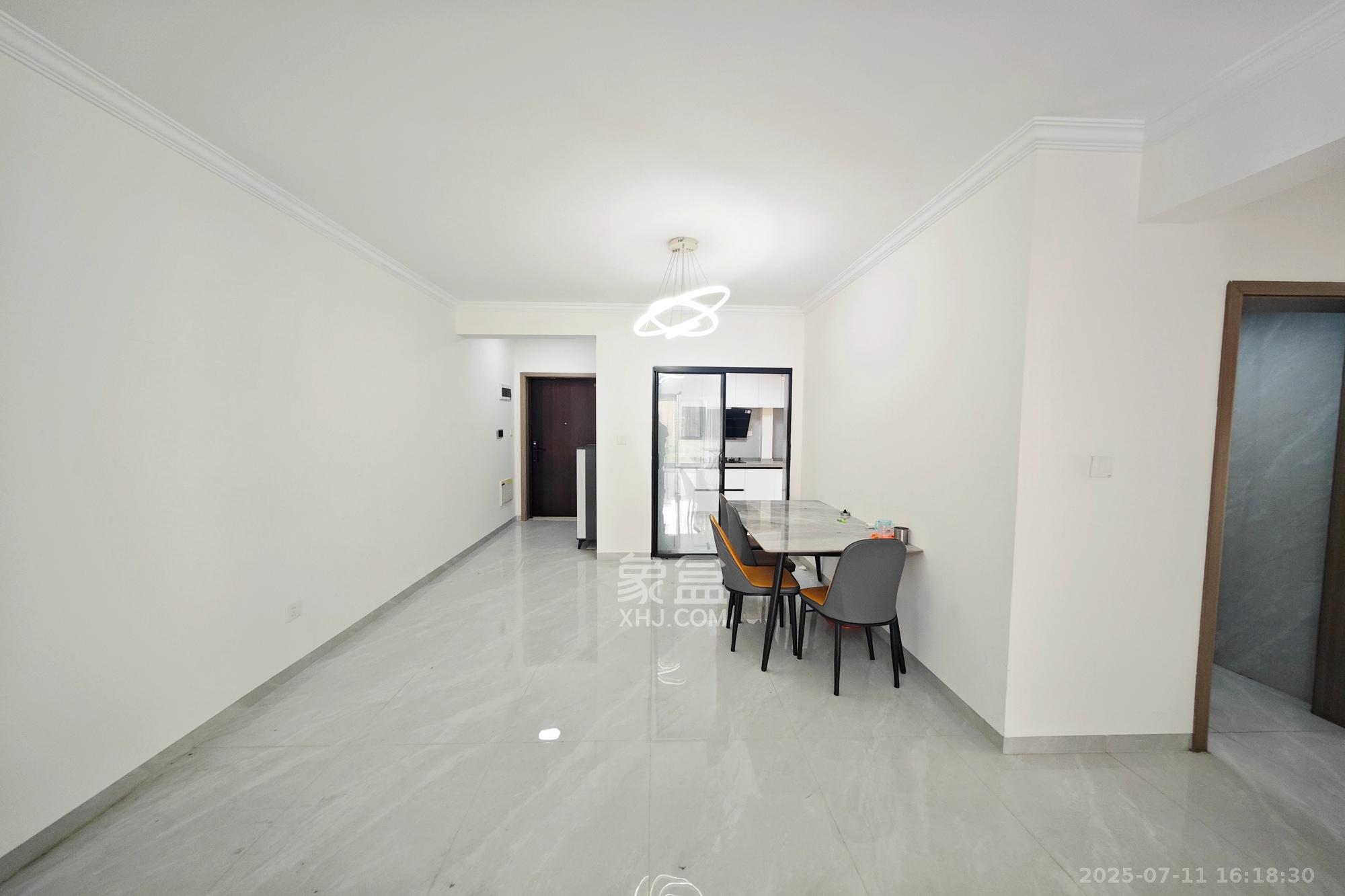 国欣向荣府  4室2厅2卫    143.8万客厅