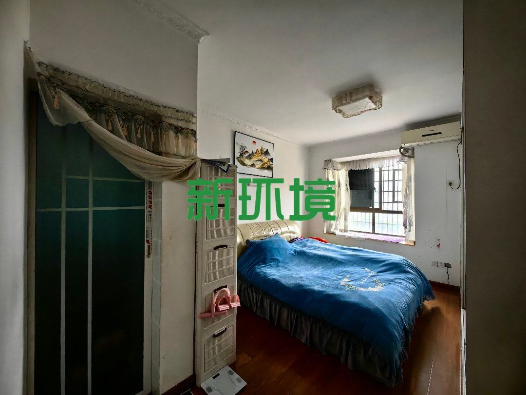 尚东御园  4室2厅2卫   68.00万客厅