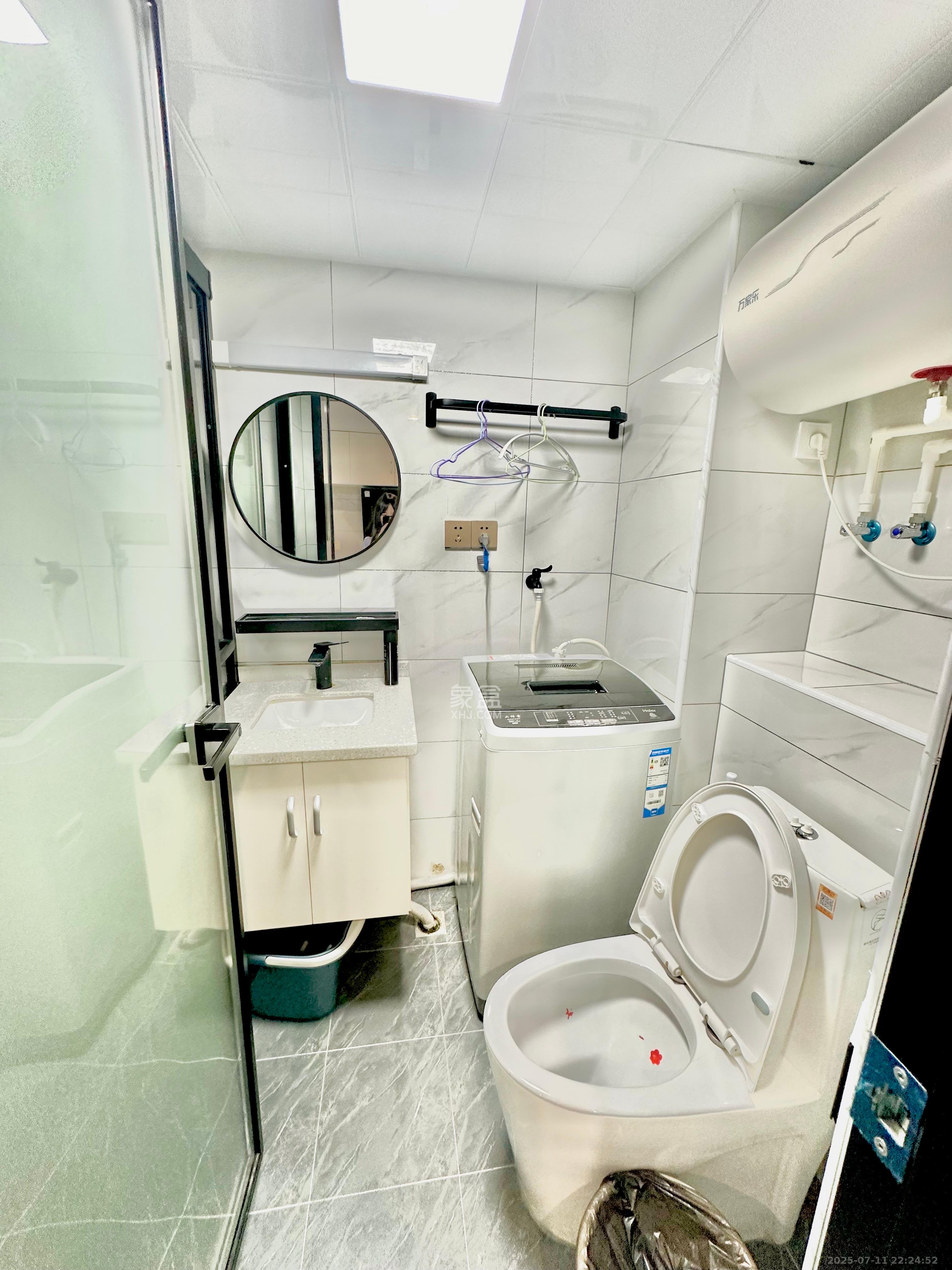 藏珑湖上公馆  2室1厅1卫    2300.0元/月 藏珑湖上公馆  2室1厅1卫    2300.0元/月室内图