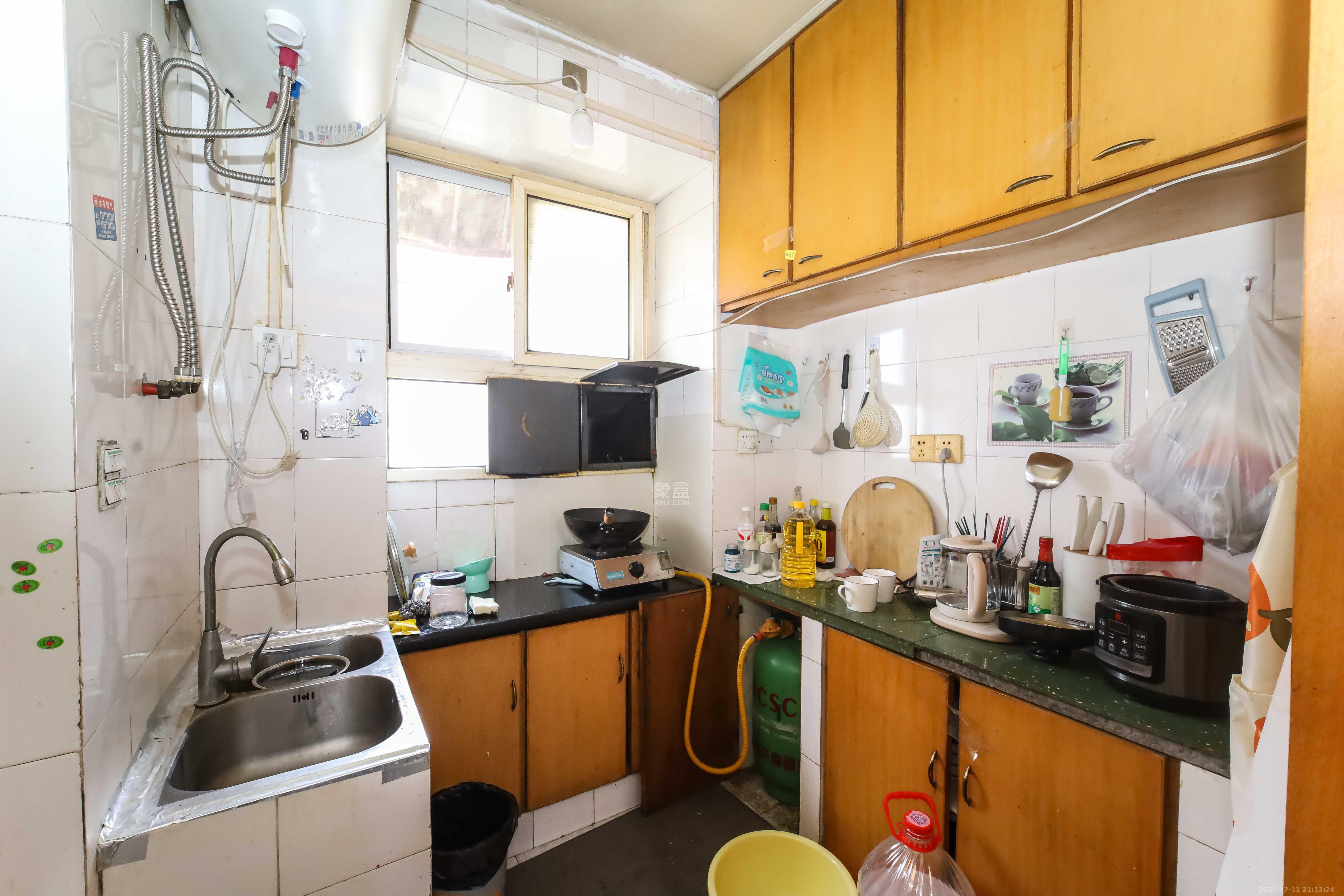 荷花园小区(安置房小区) 2室2厅1卫 38.0万 荷花园小区(安置房小区) 2室2厅1卫 38.0万厨房