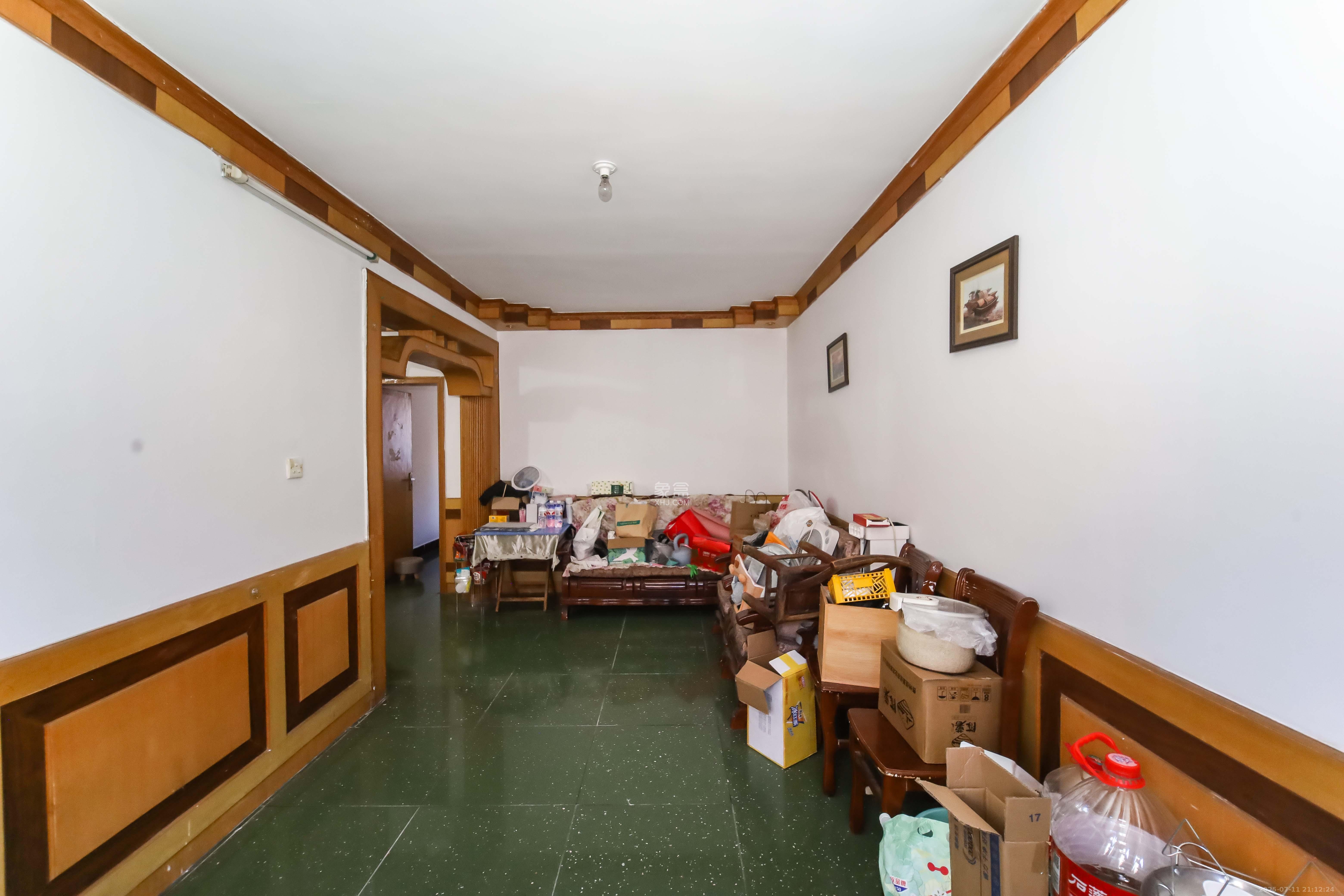 荷花园小区（安置房小区）  2室2厅1卫    38.0万客厅