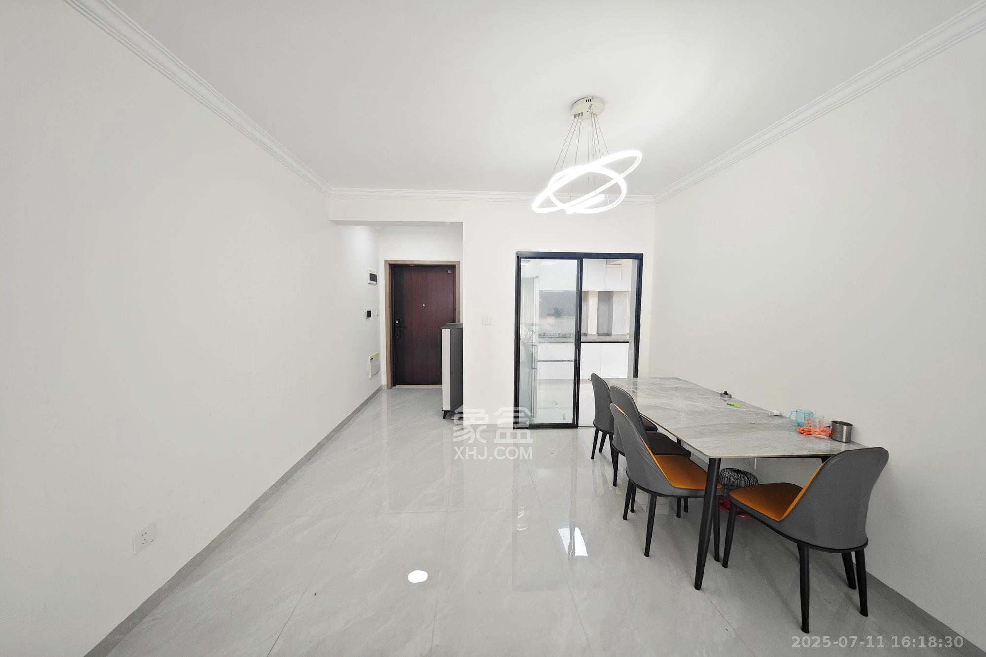 国欣向荣府  4室2厅2卫    143.8万客厅