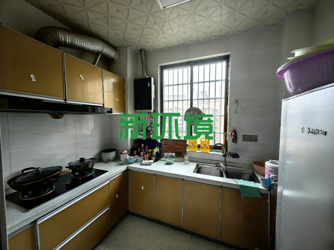尚东御园  4室2厅2卫   68.00万客厅
