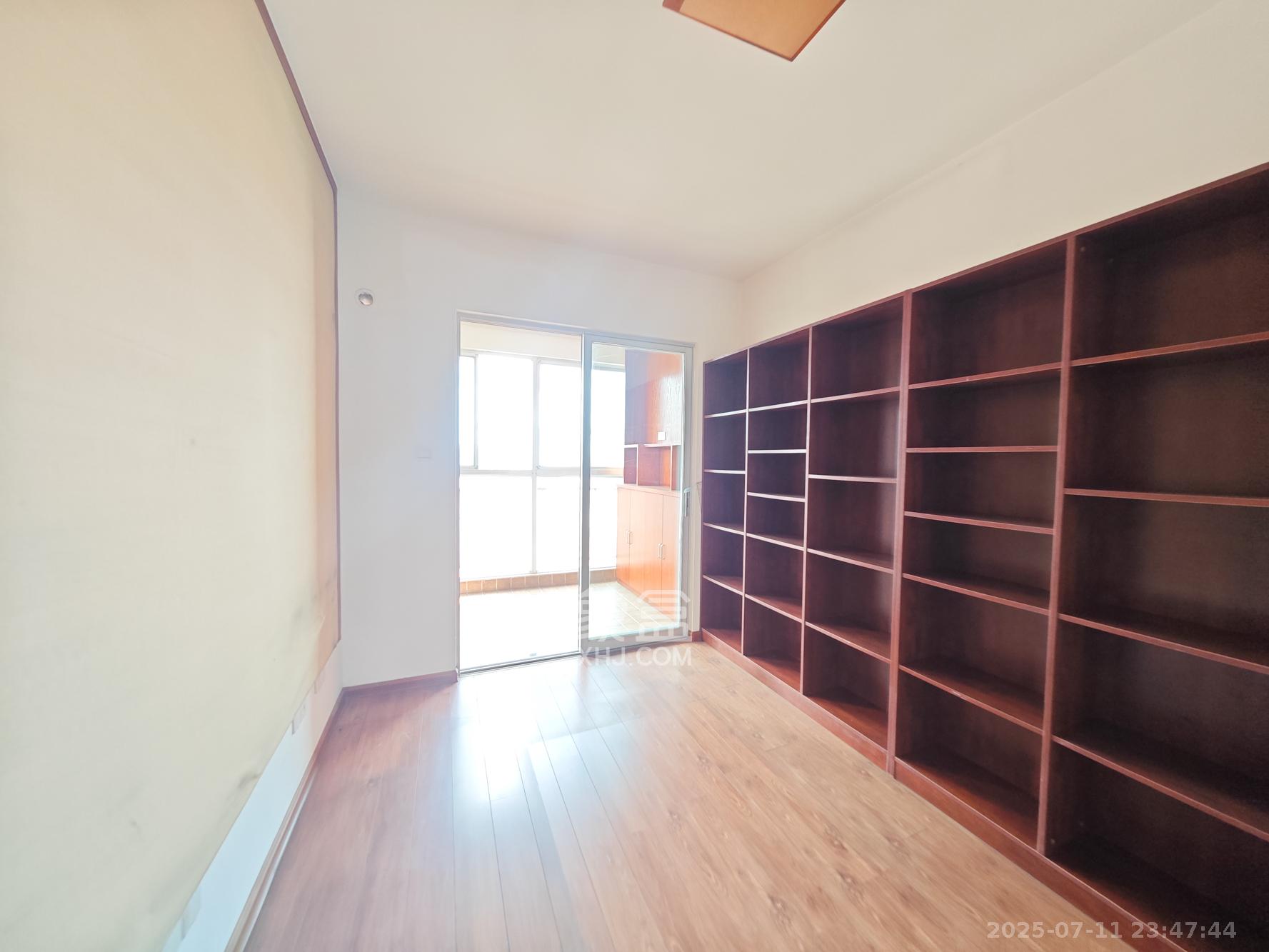 桃阳苑(省人大单位房) 3室2厅2卫 142.0万 桃阳苑(省人大单位房) 3室2厅2卫 142.0万卧室