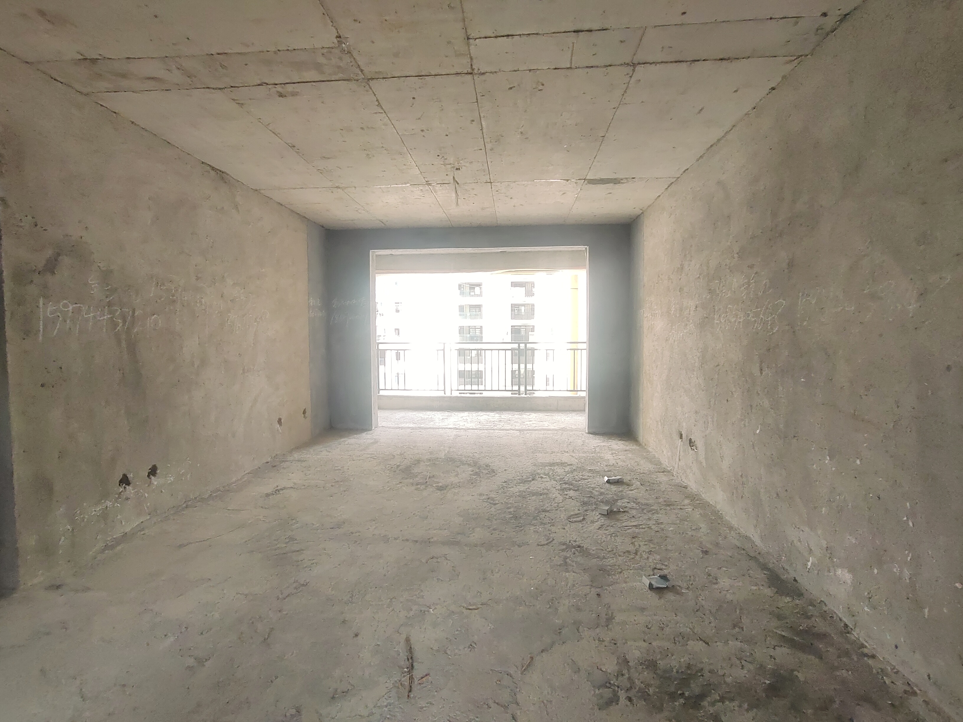 丽景天下二期 5室2厅2卫 93.8万 丽景天下二期 5室2厅2卫 93.8万客厅