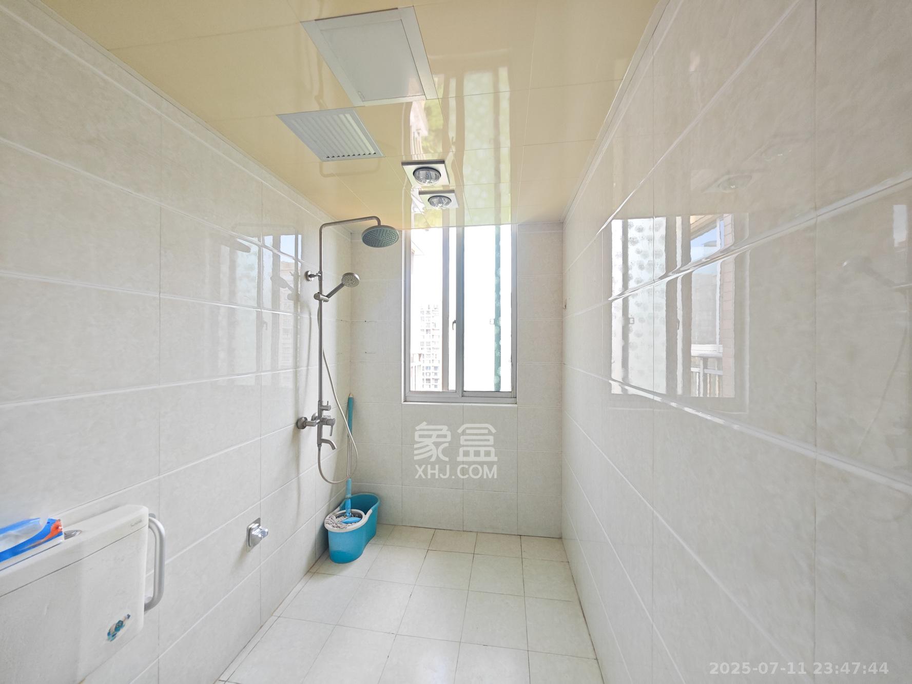 桃阳苑(省人大单位房) 3室2厅2卫 142.0万 桃阳苑(省人大单位房) 3室2厅2卫 142.0万卫生间