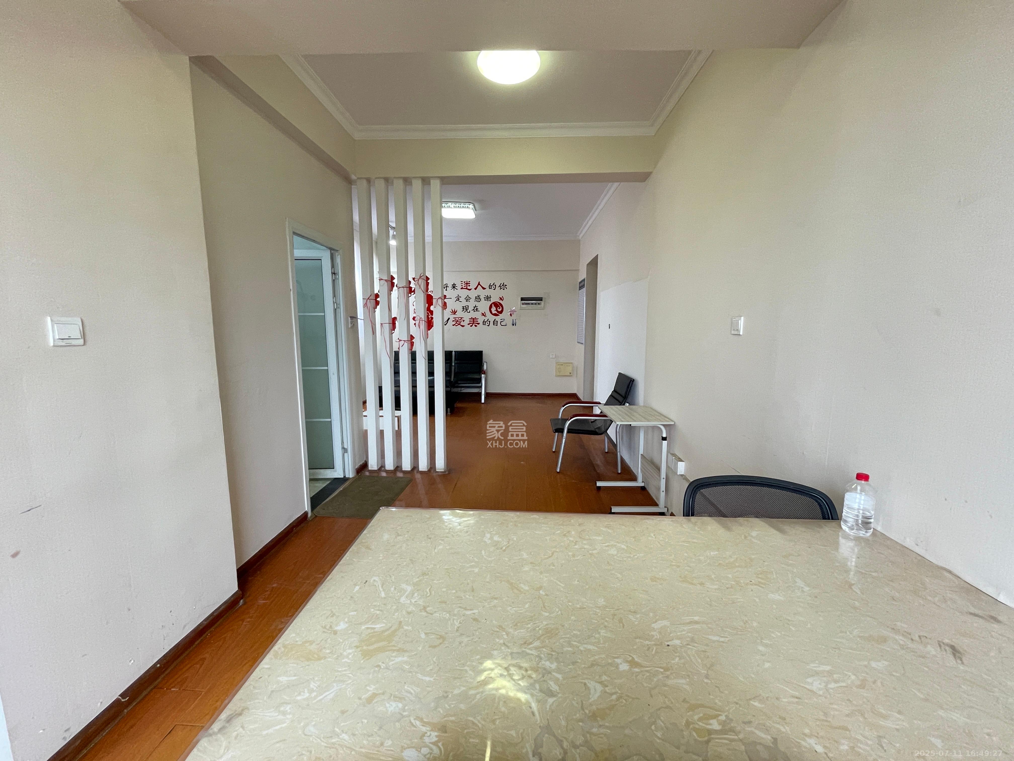 地华梅溪湖畔  2室1厅1卫    2200.0元/月 地华梅溪湖畔  2室1厅1卫    2200.0元/月室内图