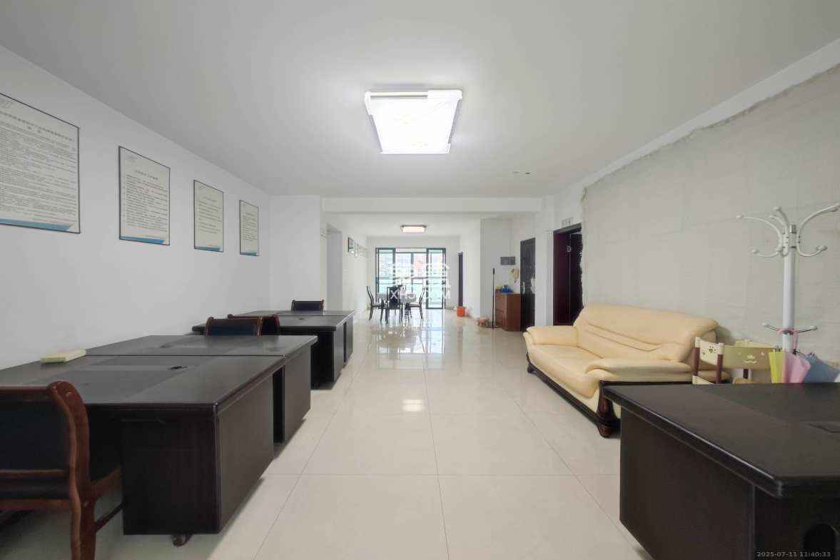 华盛世纪新城 4室2厅2卫 155.0万 华盛世纪新城 4室2厅2卫 155.0万客厅