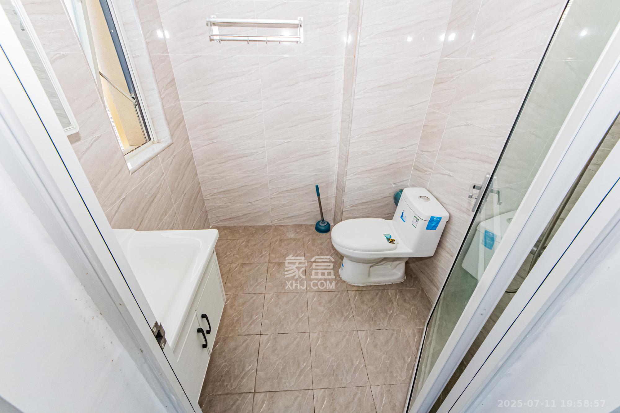 北辰三角洲E7区  4室2厅2卫    230.0万卫生间