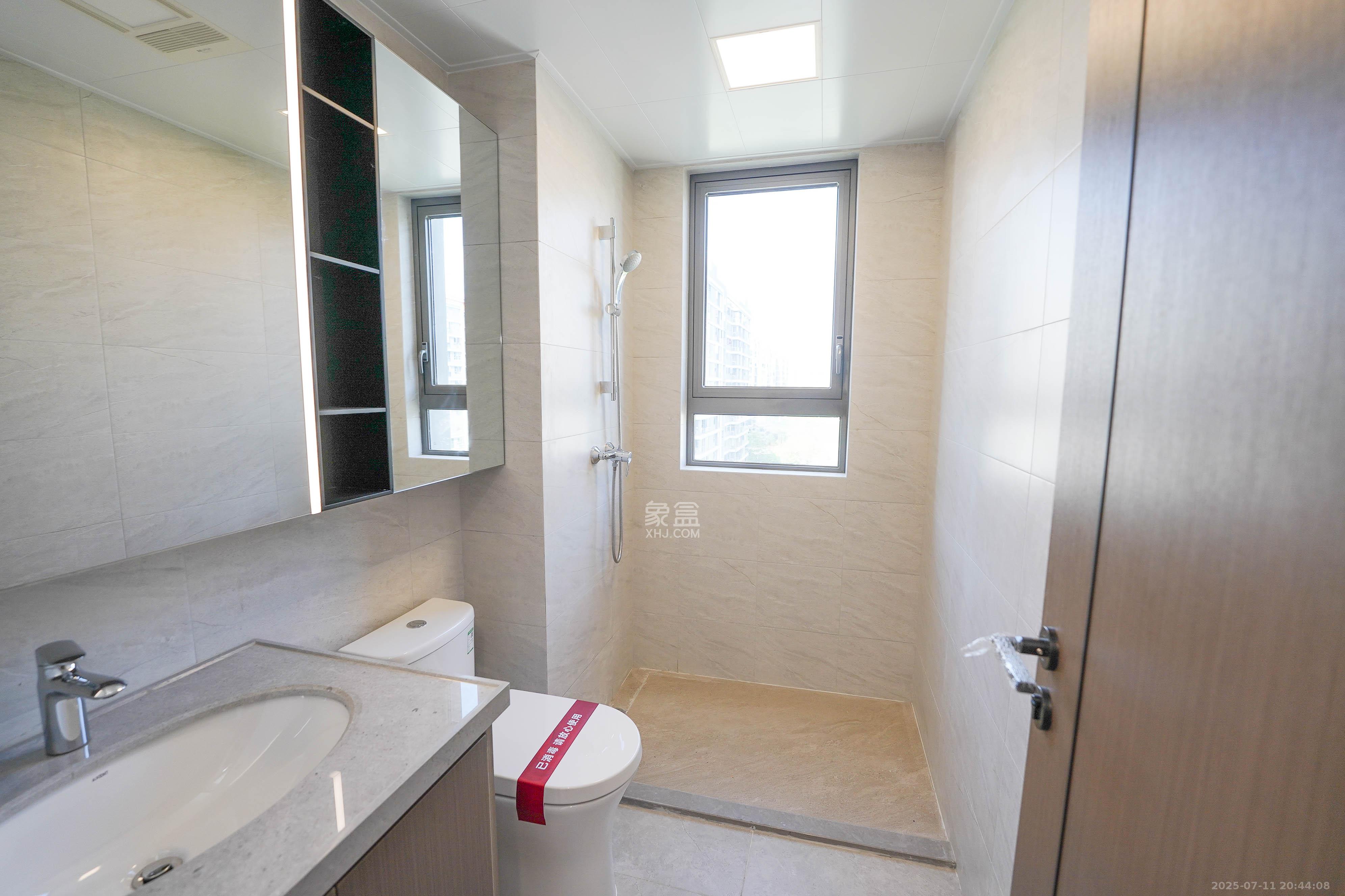 中海寰宇天下 4室2厅2卫 148.00万 中海寰宇天下 4室2厅2卫 148.00万卫生间