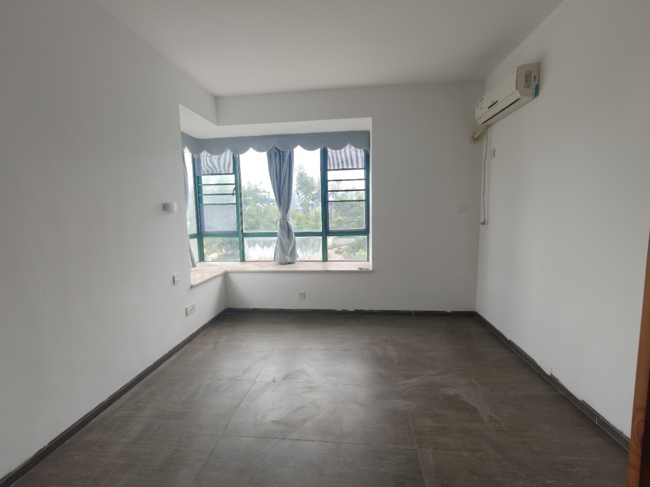 金外滩 3室2厅1卫 3500.0元/月 金外滩 3室2厅1卫 3500.0元/月室内图