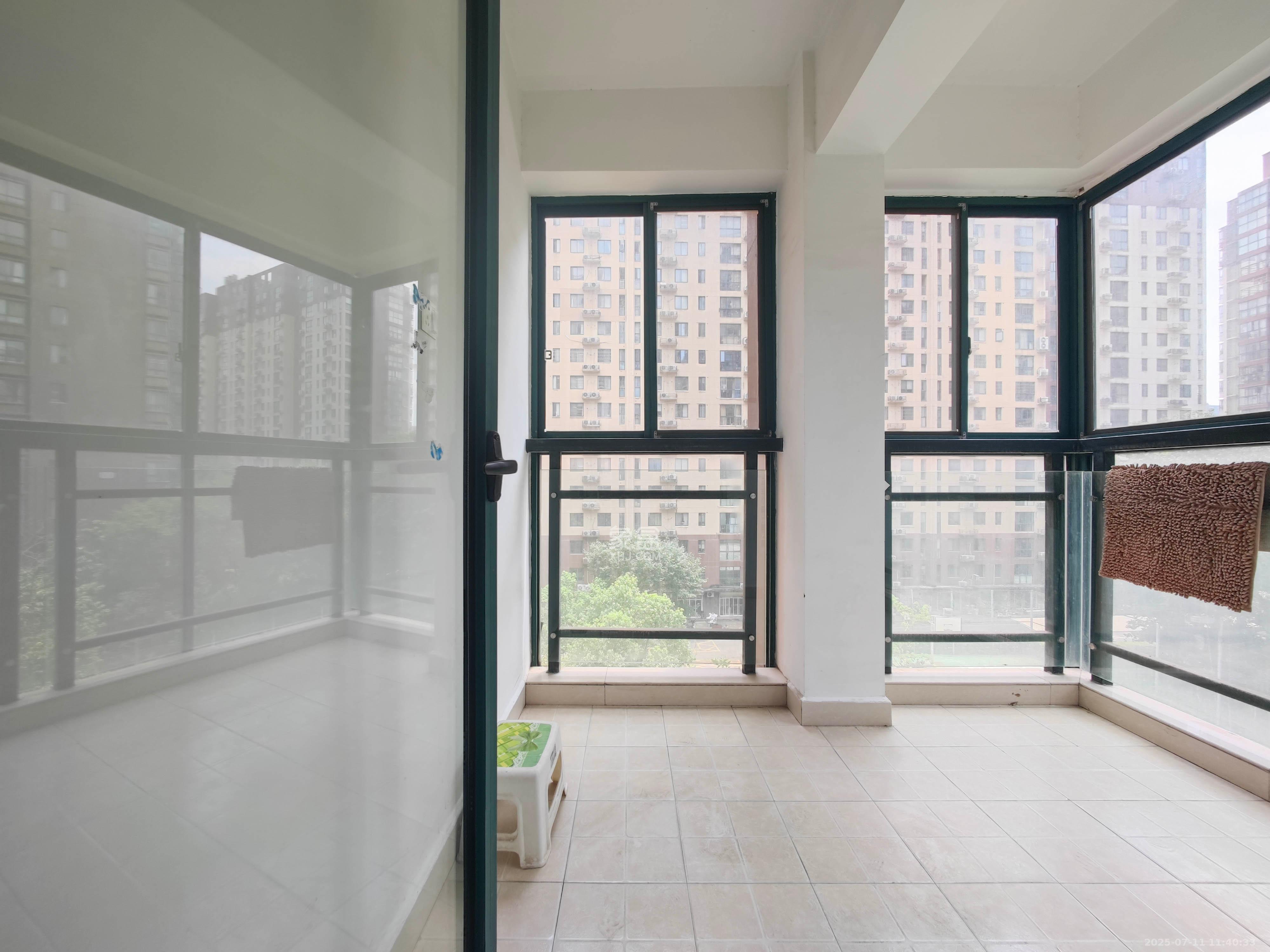 华盛世纪新城 4室2厅2卫 155.0万 华盛世纪新城 4室2厅2卫 155.0万阳台