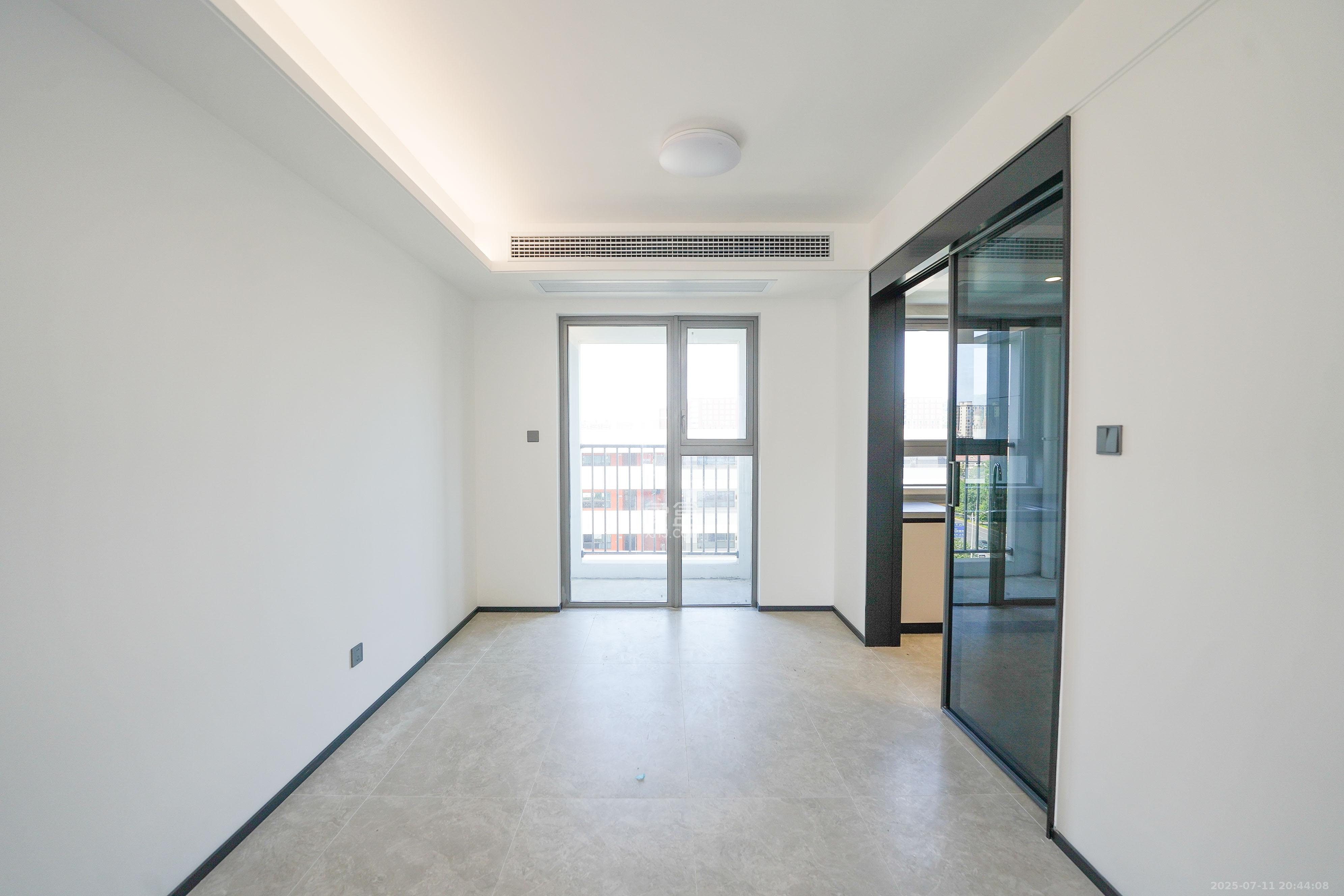 中海寰宇天下 4室2厅2卫 148.00万 中海寰宇天下 4室2厅2卫 148.00万客厅