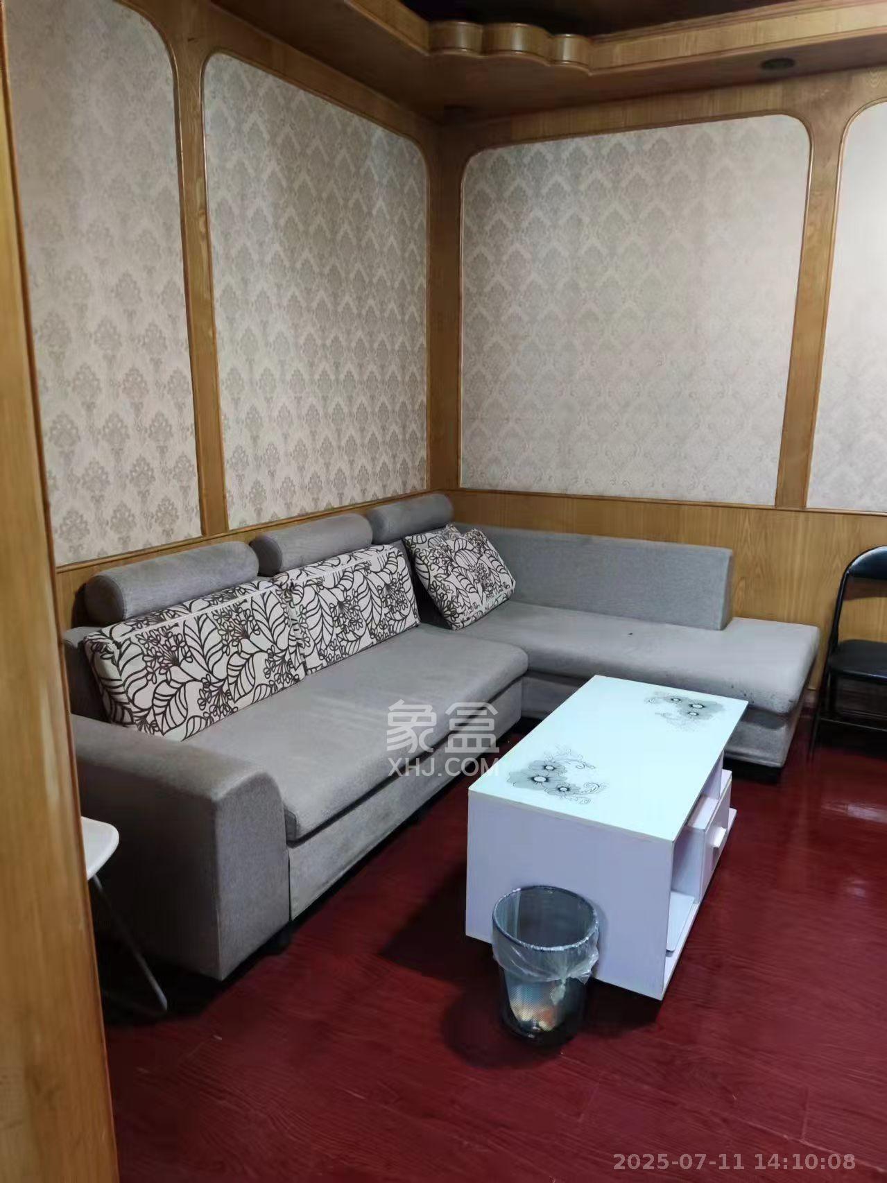 红旗社区  3室2厅1卫    2400.0元/月