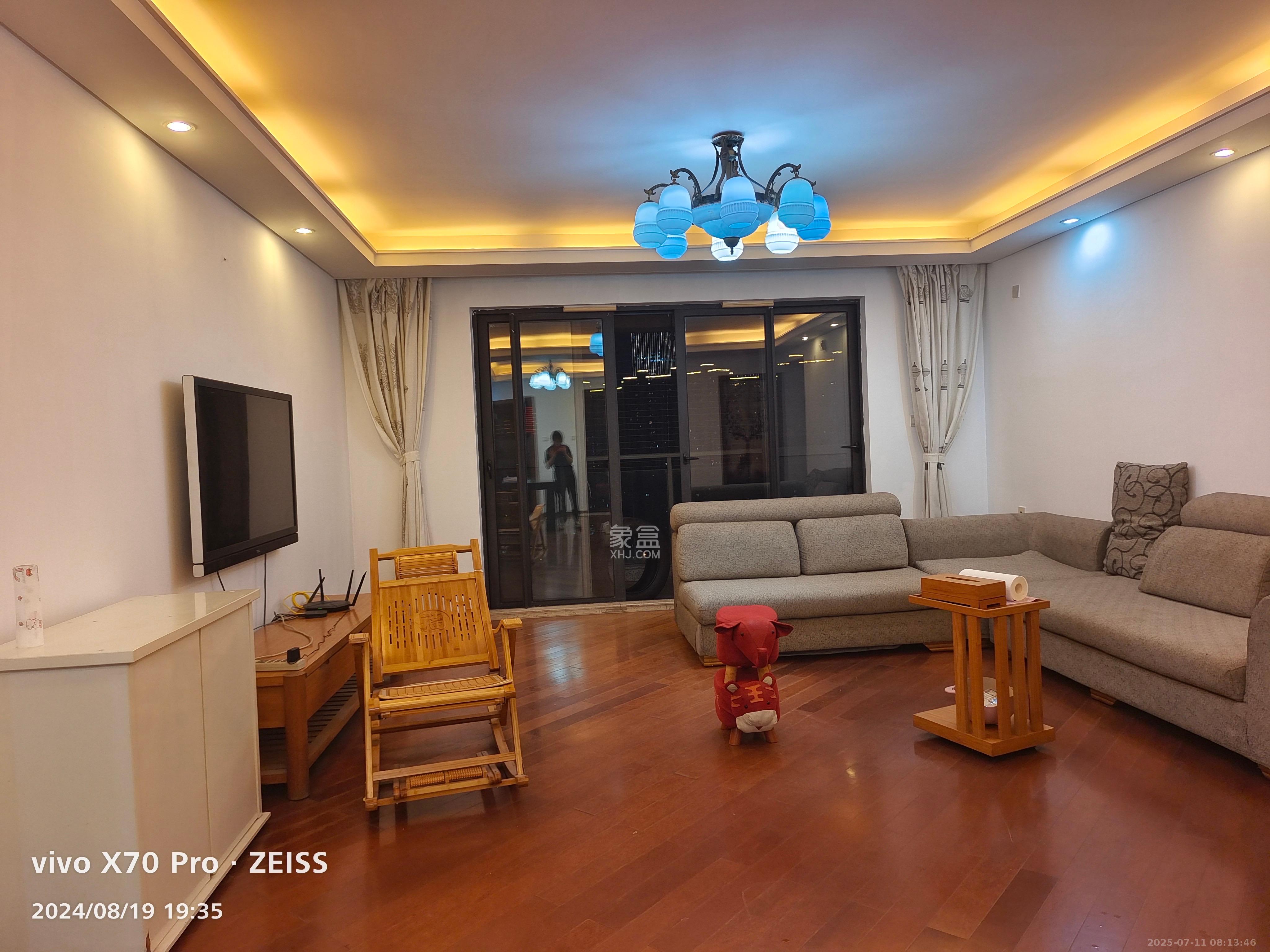 西街花园  4室2厅2卫    3500.0元/月 西街花园  4室2厅2卫    3500.0元/月