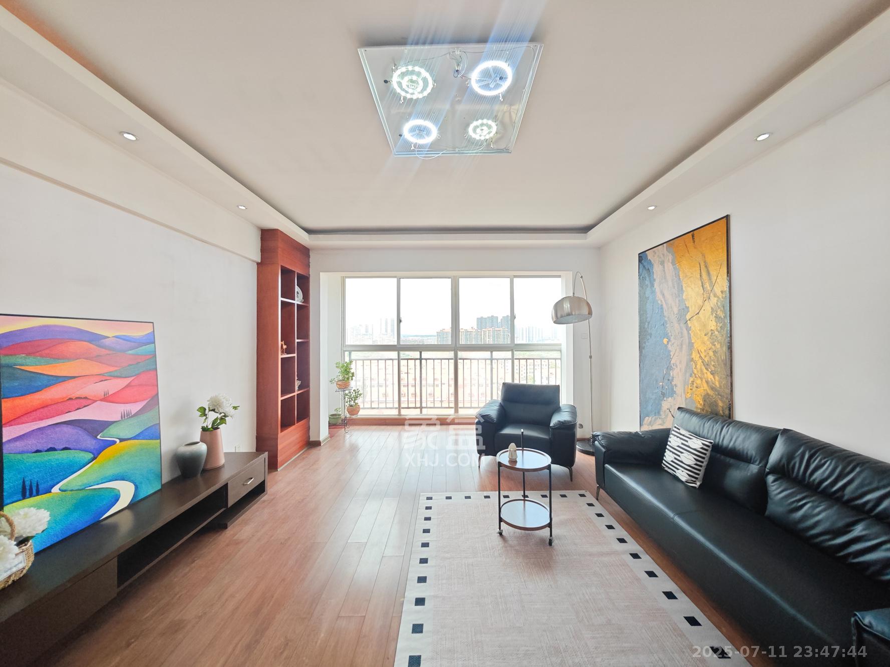 桃阳苑(省人大单位房) 3室2厅2卫 142.0万 桃阳苑(省人大单位房) 3室2厅2卫 142.0万客厅