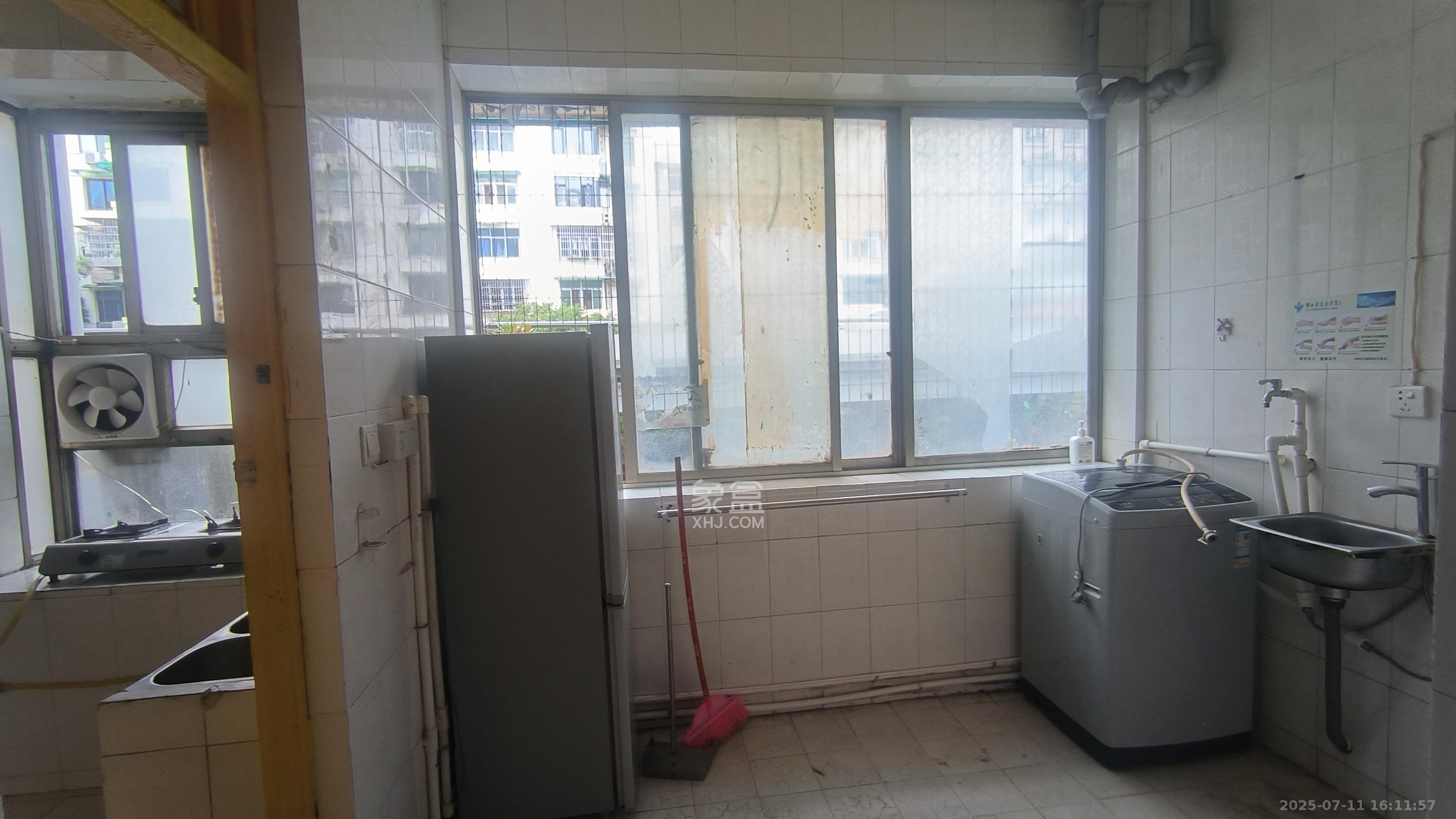 红旗区三片  3室1厅1卫    1800.0元/月 红旗区三片  3室1厅1卫    1800.0元/月室内图