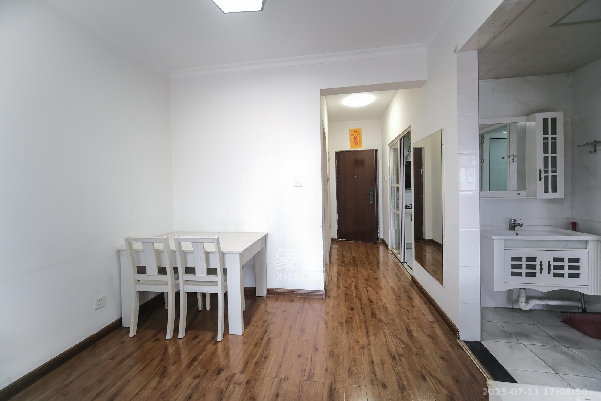 荣盛花语城  2室2厅1卫    55.0万 荣盛花语城  2室2厅1卫    55.0万客厅