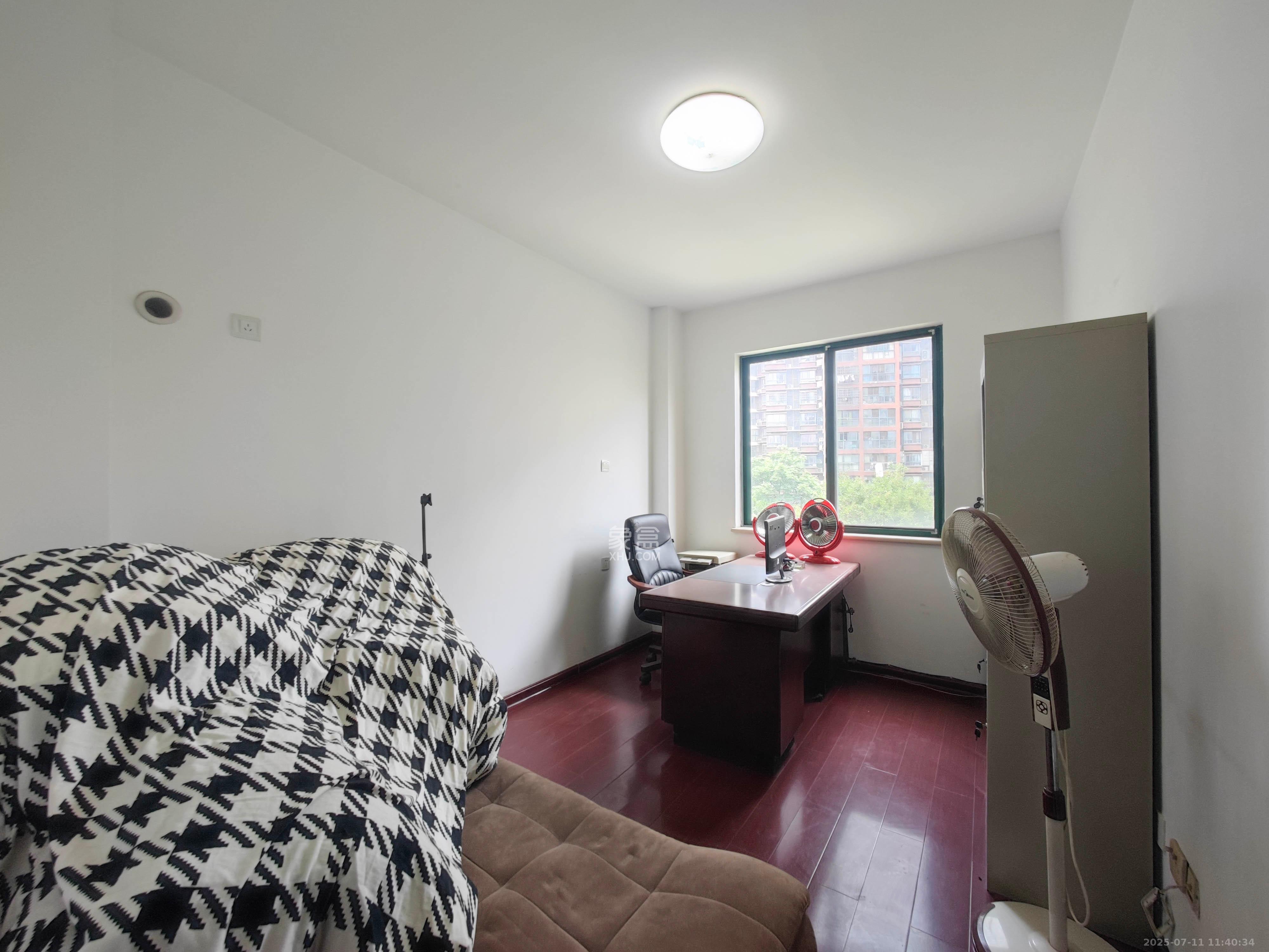 华盛世纪新城 4室2厅2卫 155.0万 华盛世纪新城 4室2厅2卫 155.0万卧室