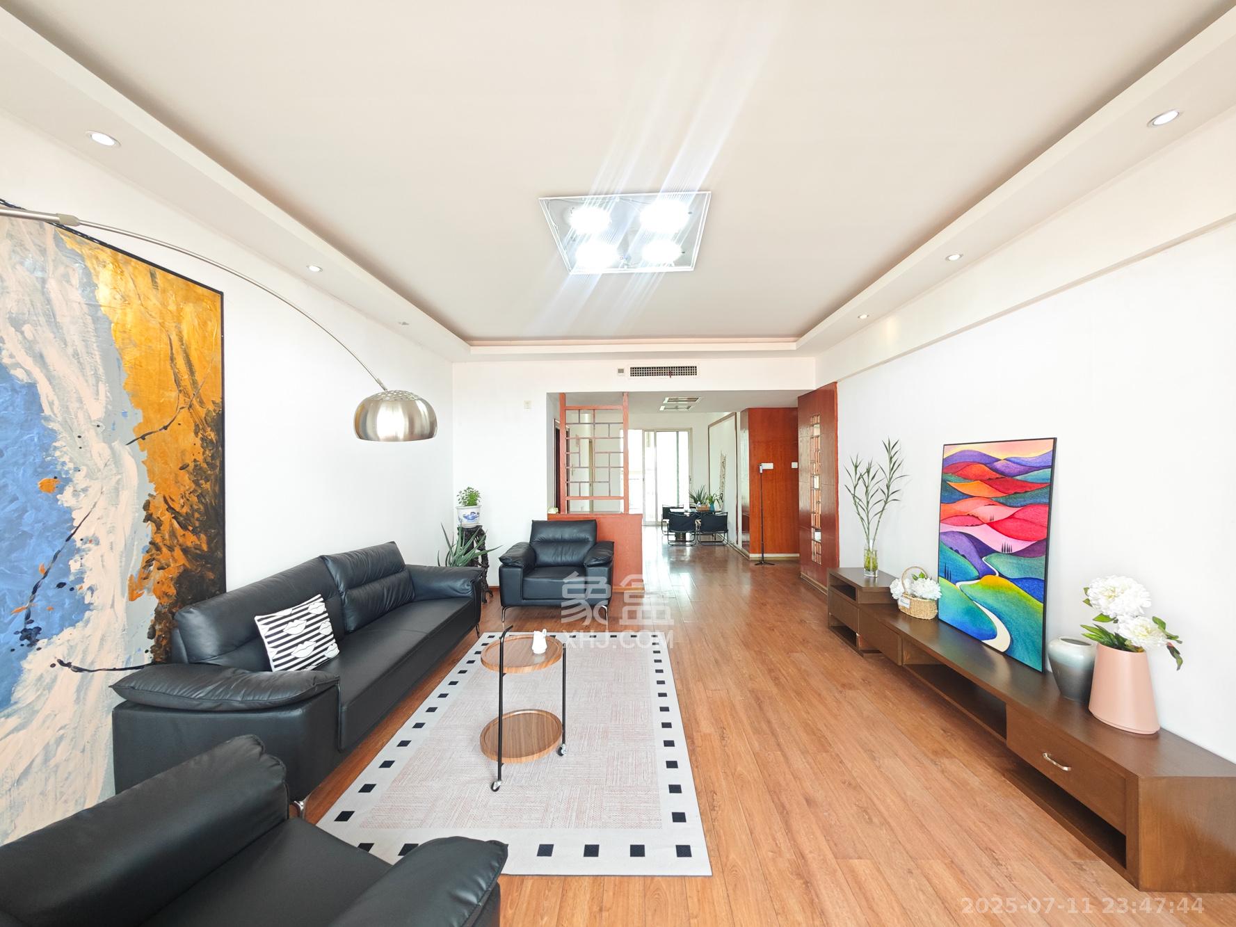 桃阳苑(省人大单位房) 3室2厅2卫 142.0万 桃阳苑(省人大单位房) 3室2厅2卫 142.0万客厅