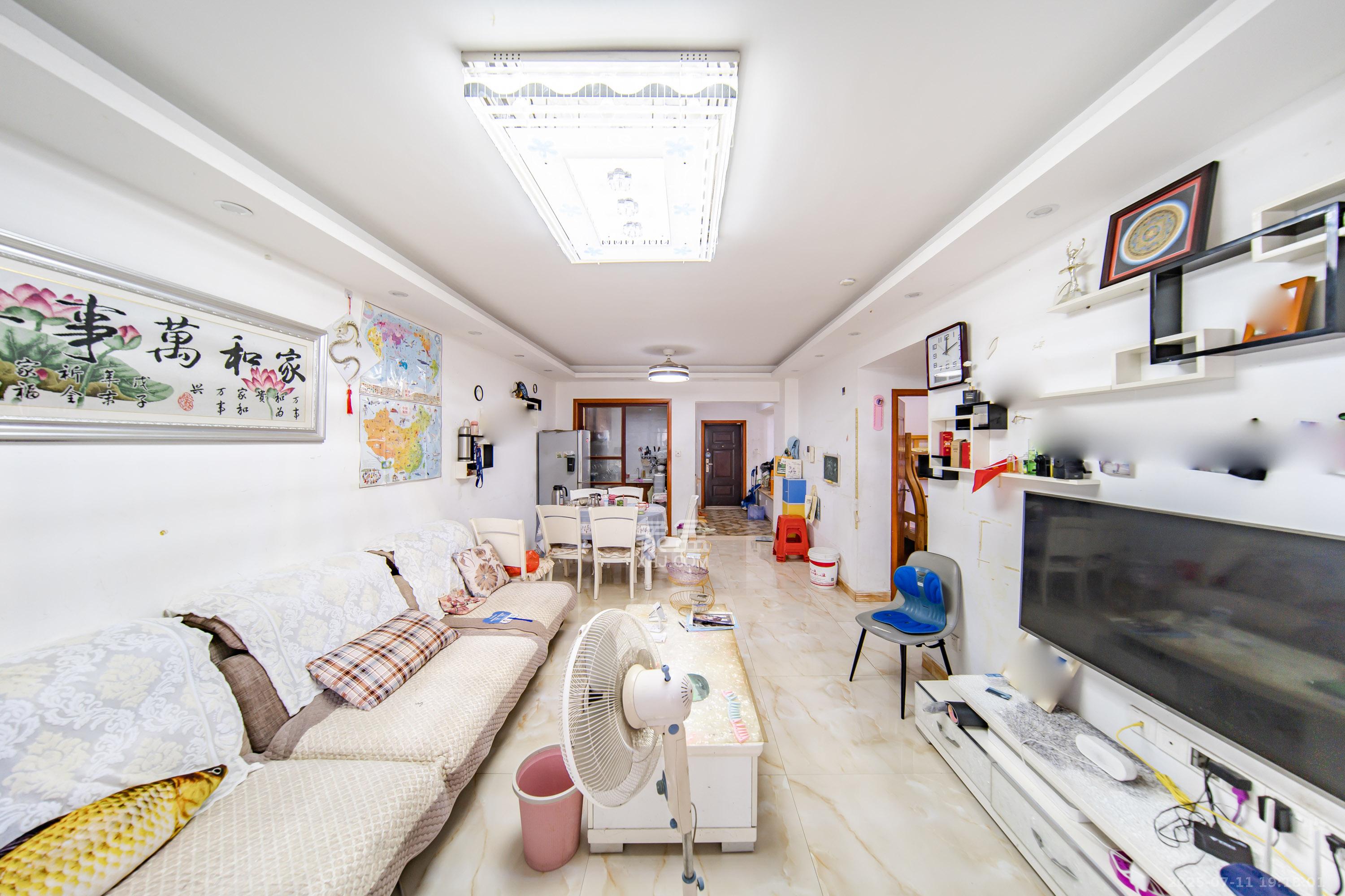 卓越蔚蓝海岸三期  2室1厅1卫   82.00万客厅