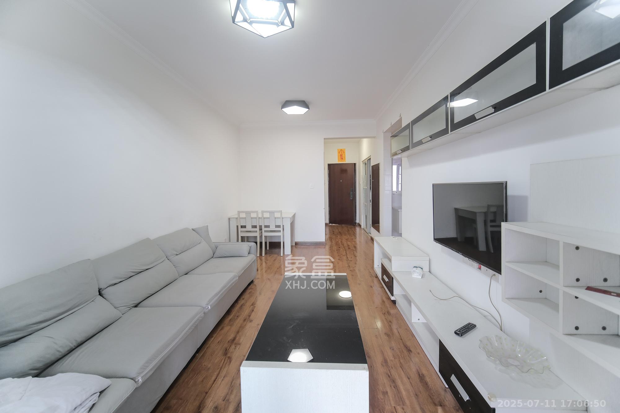 荣盛花语城  2室2厅1卫    55.0万 荣盛花语城  2室2厅1卫    55.0万客厅