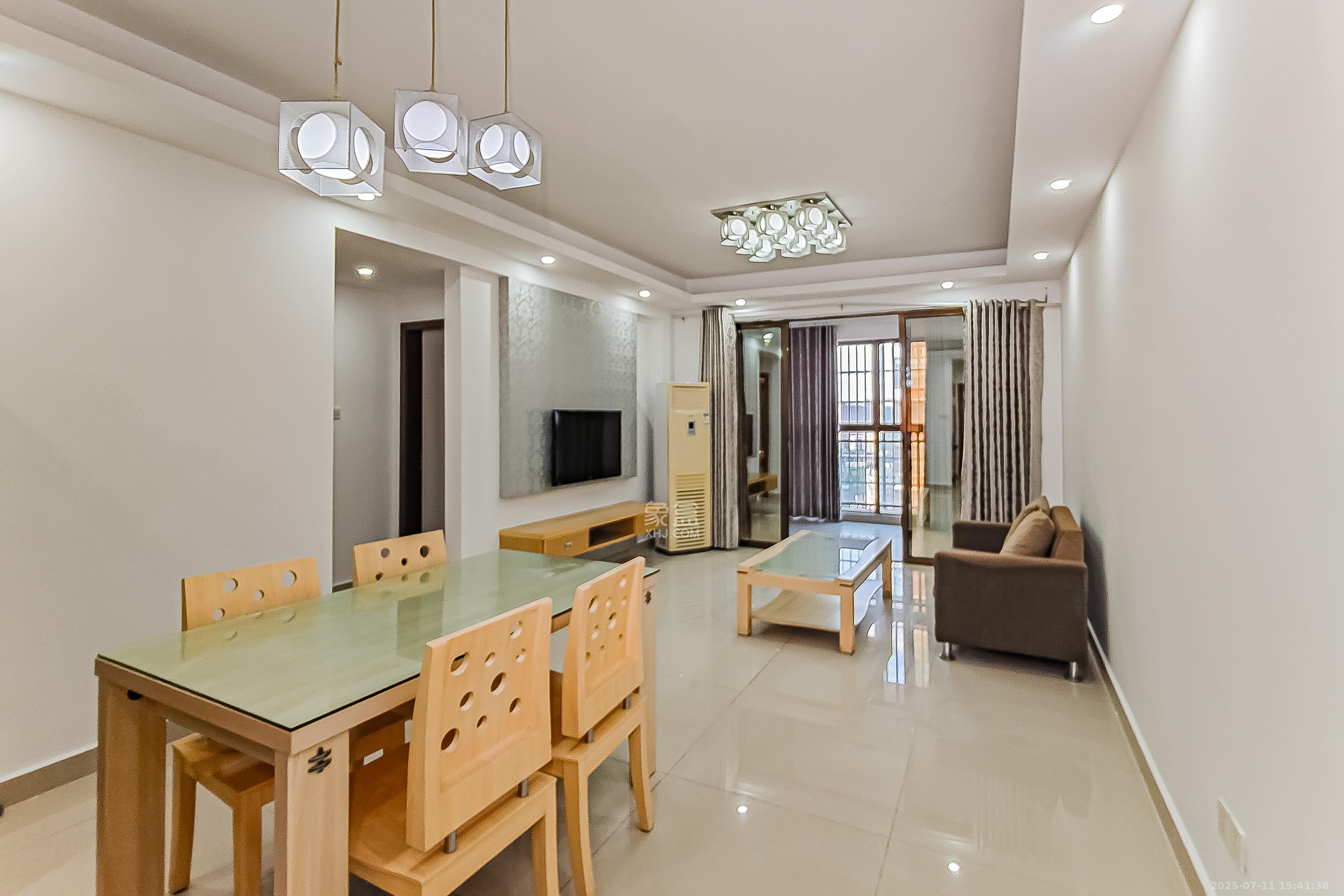 君悦紫园 2室2厅1卫 102.0万 君悦紫园 2室2厅1卫 102.0万客厅