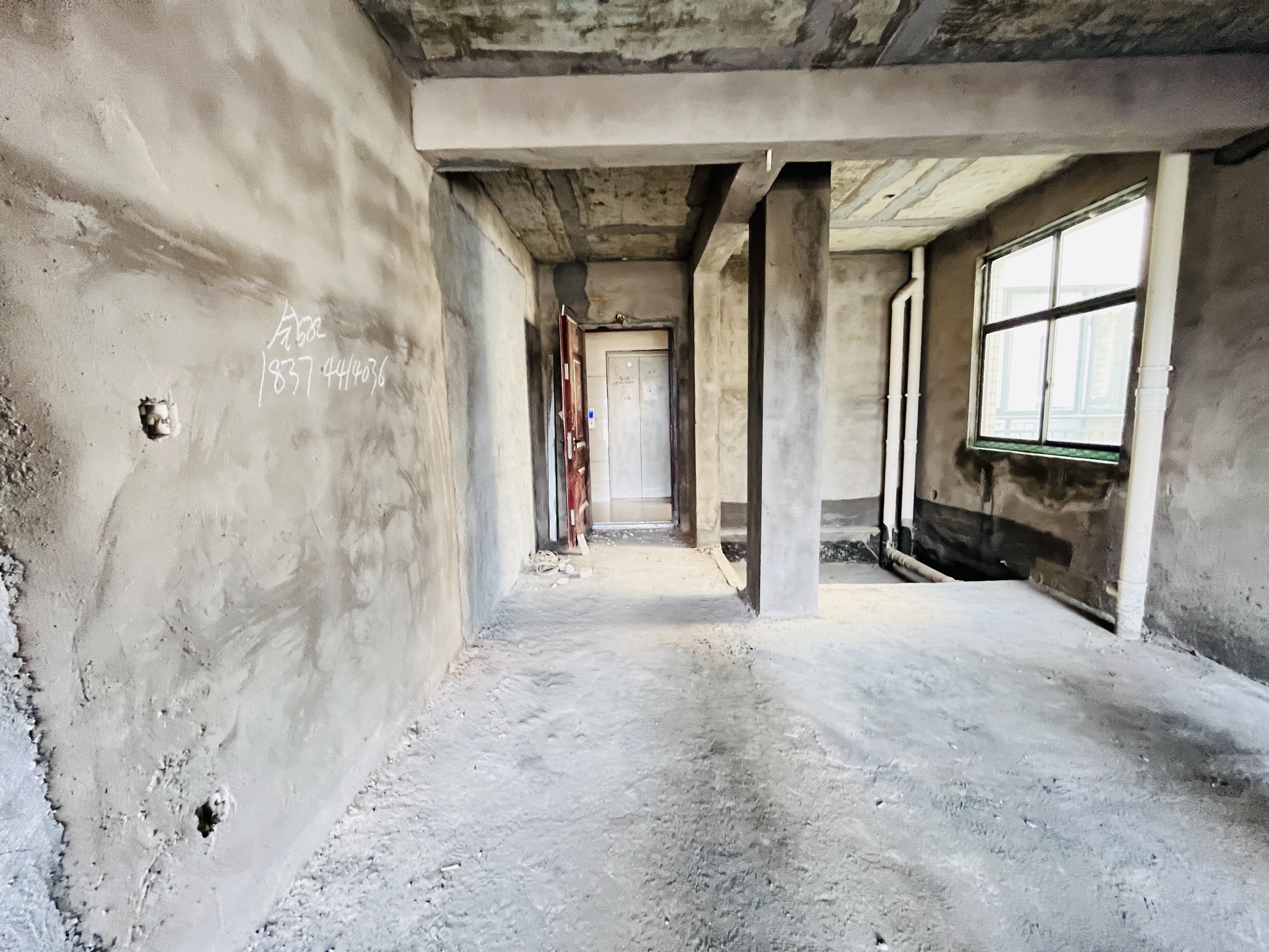 华都国际花园  4室2厅2卫    77.8万 华都国际花园  4室2厅2卫    77.8万客厅