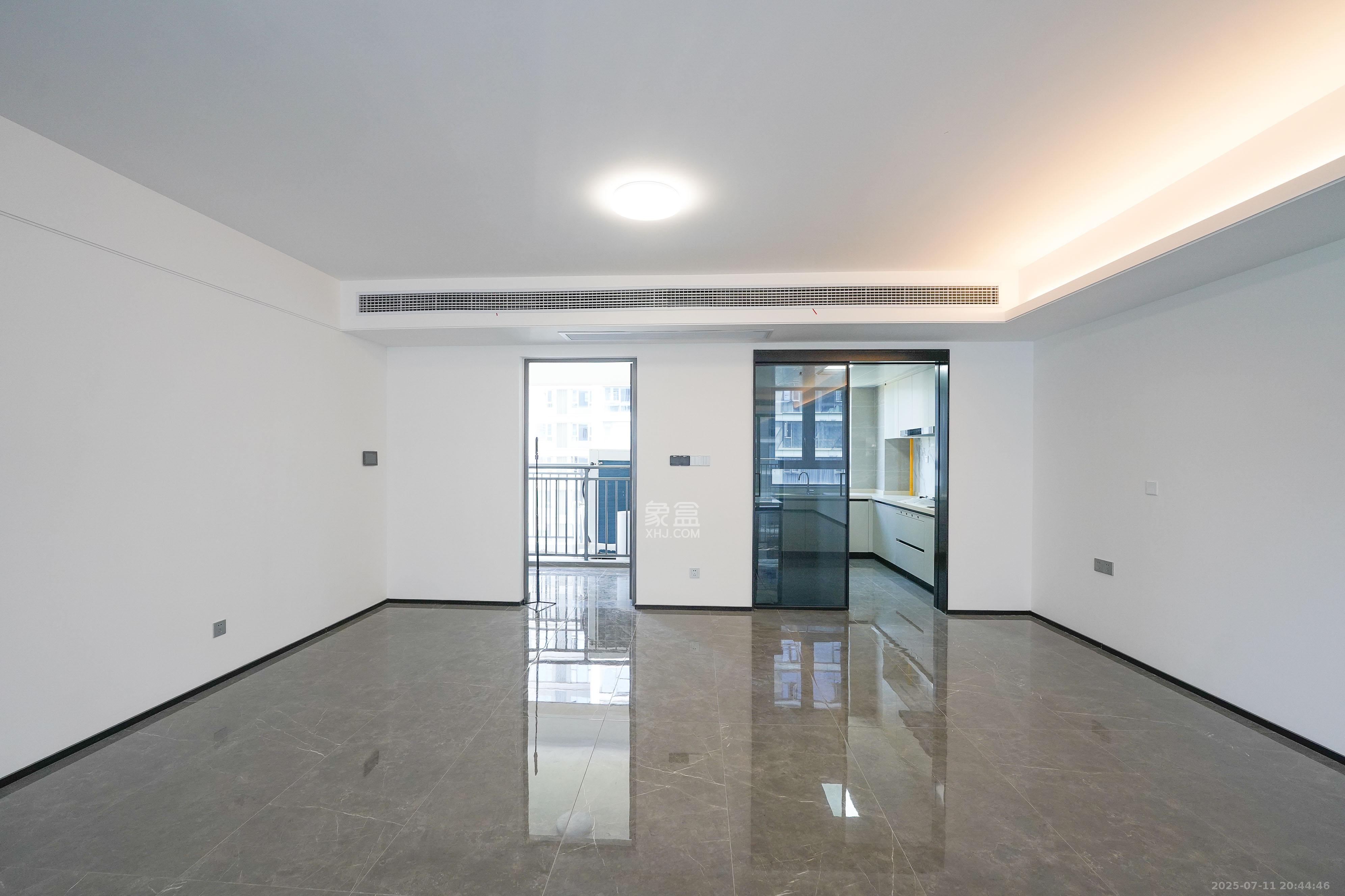 中海寰宇天下  4室2厅3卫    230.0万 中海寰宇天下  4室2厅3卫    230.0万客厅