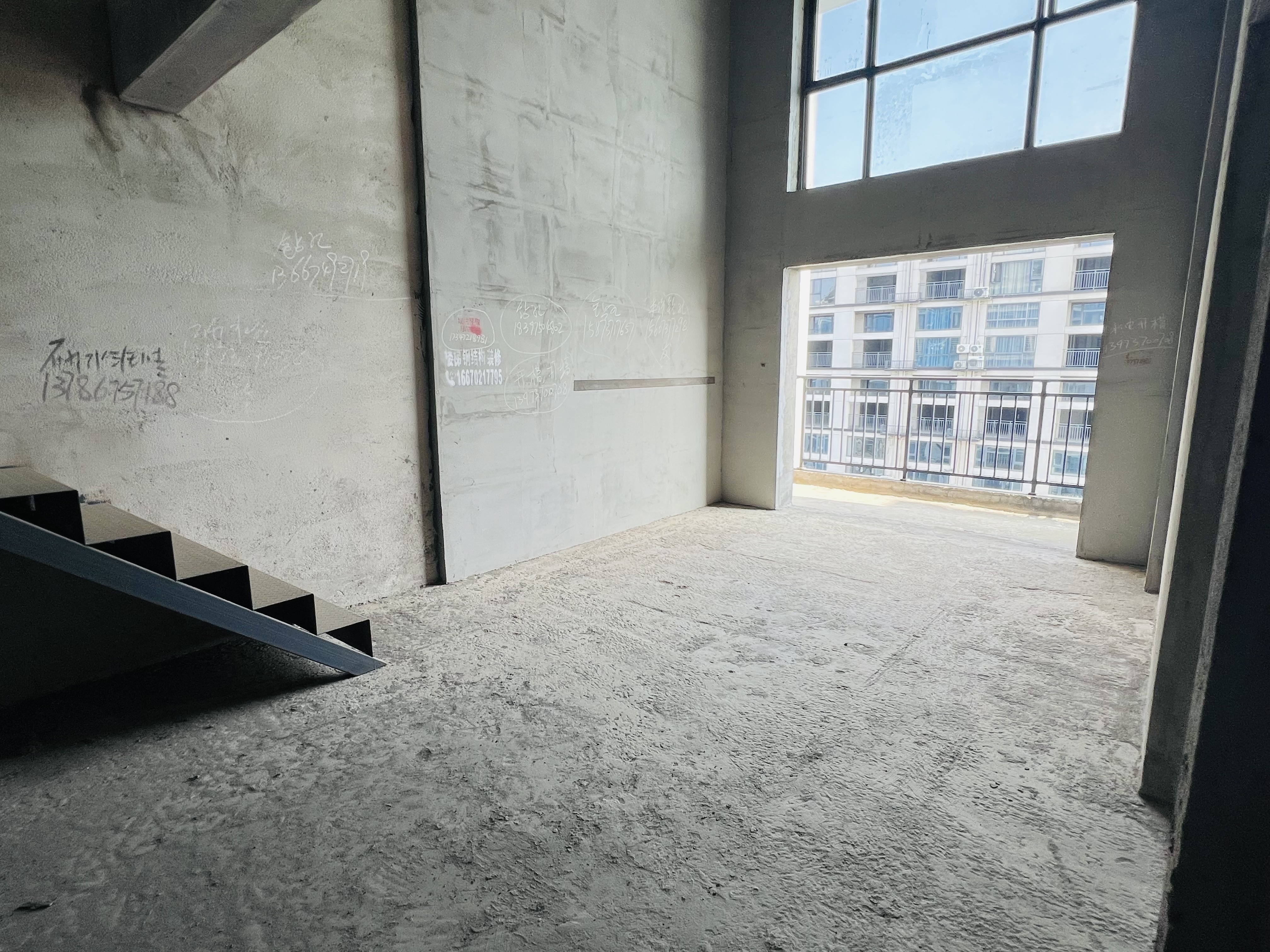 领御一方中心 3室2厅2卫 64.8万 领御一方中心 3室2厅2卫 64.8万客厅