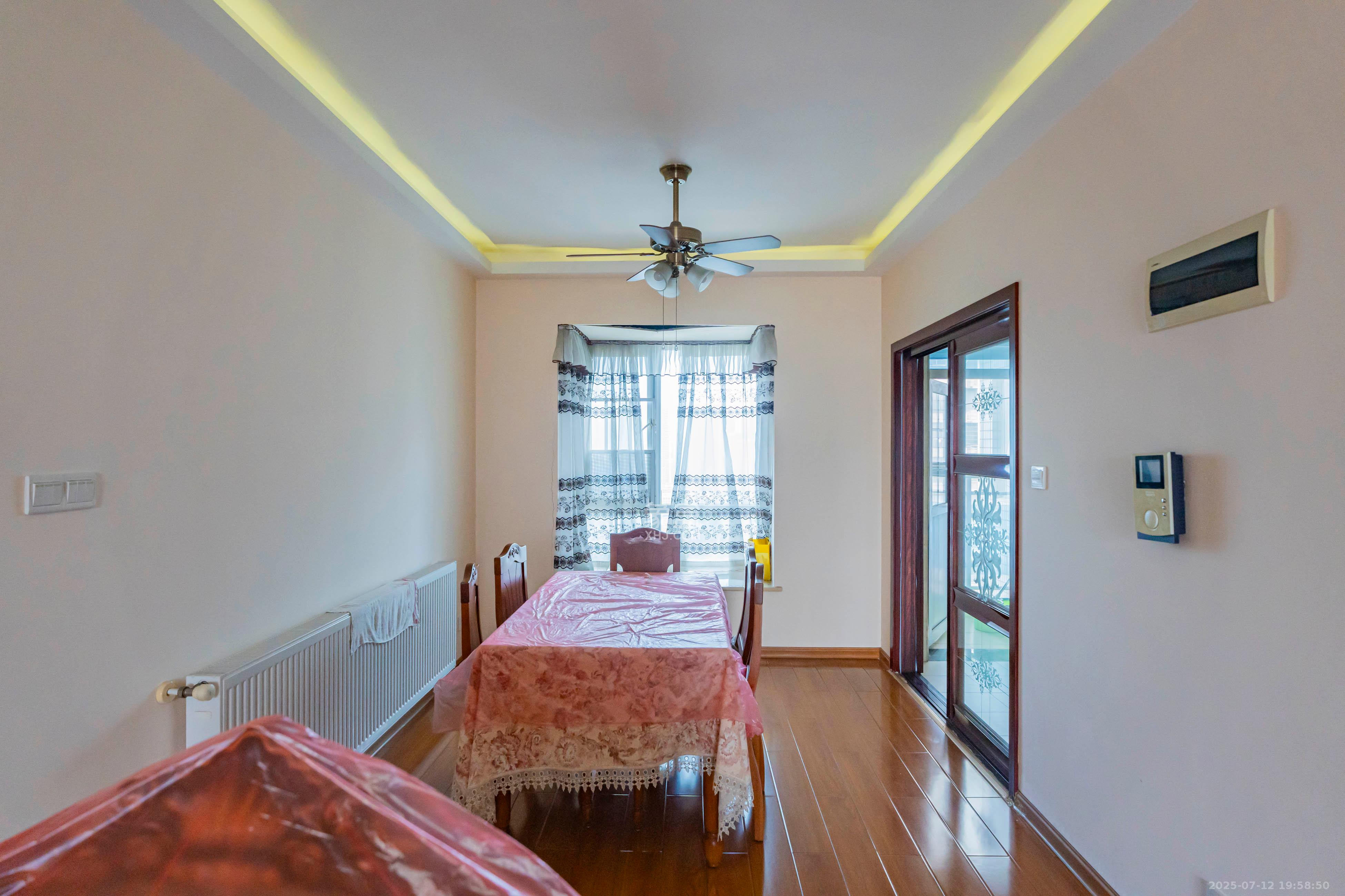 凯乐国际城  2室2厅1卫    105.0万 凯乐国际城  2室2厅1卫    105.0万客厅