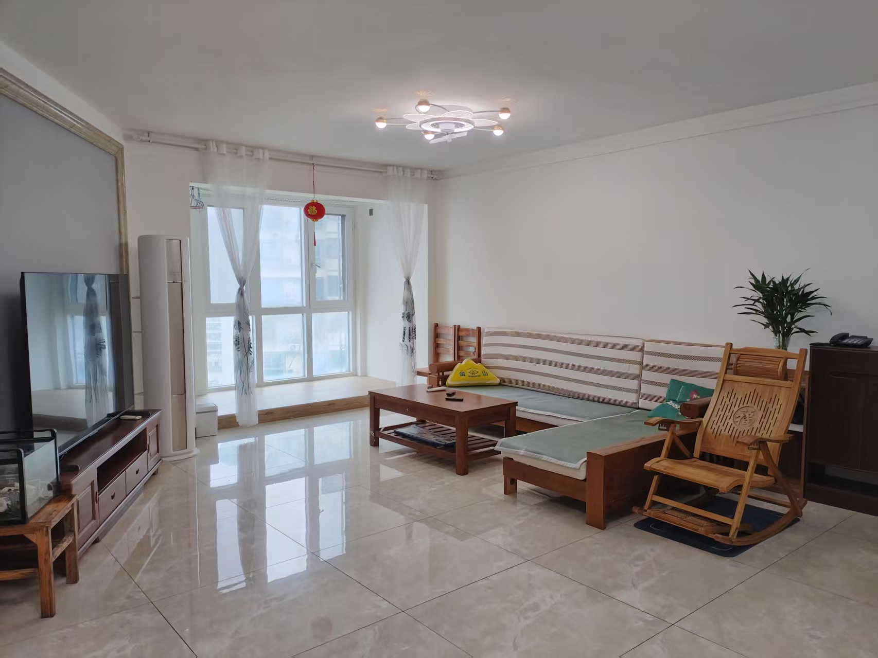 宇建城市花园  3室2厅2卫    2500.0元/月
