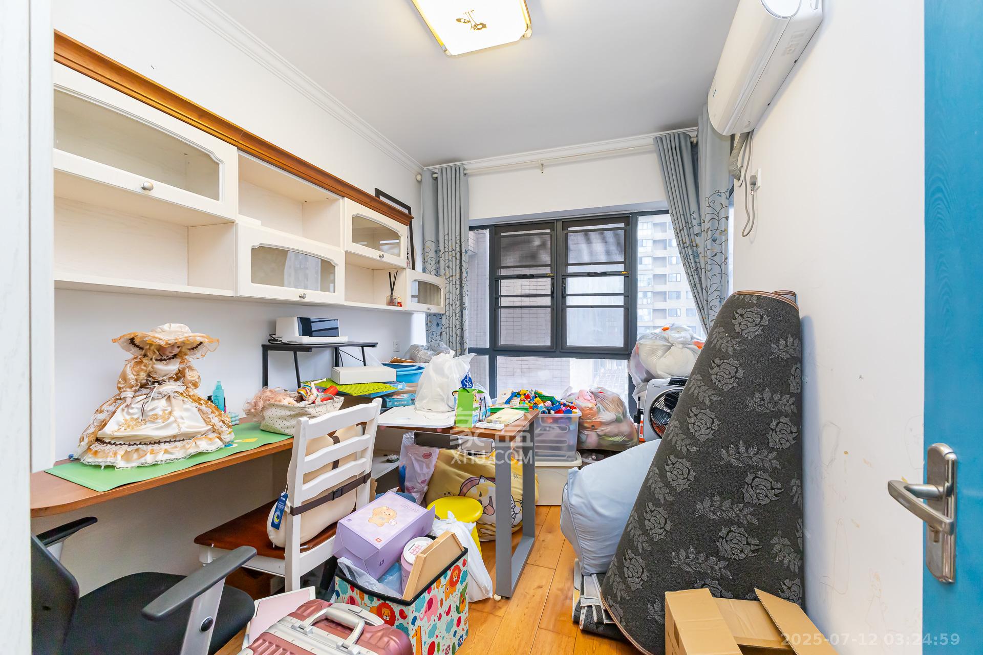 勤诚达新界  4室2厅2卫   82.00万卧室