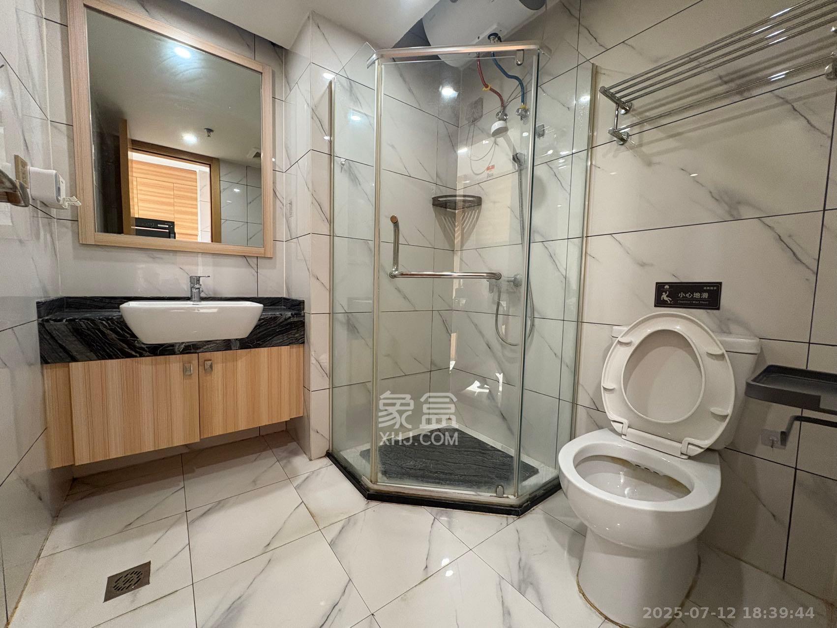 众东国际  1室1厅1卫    2000.0元/月 众东国际  1室1厅1卫    2000.0元/月室内图