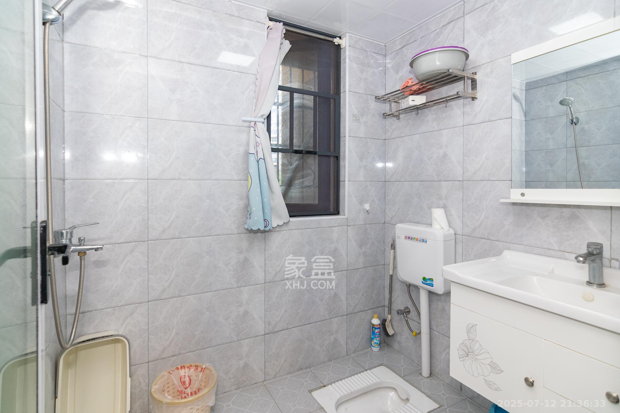 中粮鸿云  3室2厅2卫    69.8万 中粮鸿云  3室2厅2卫    69.8万卫生间