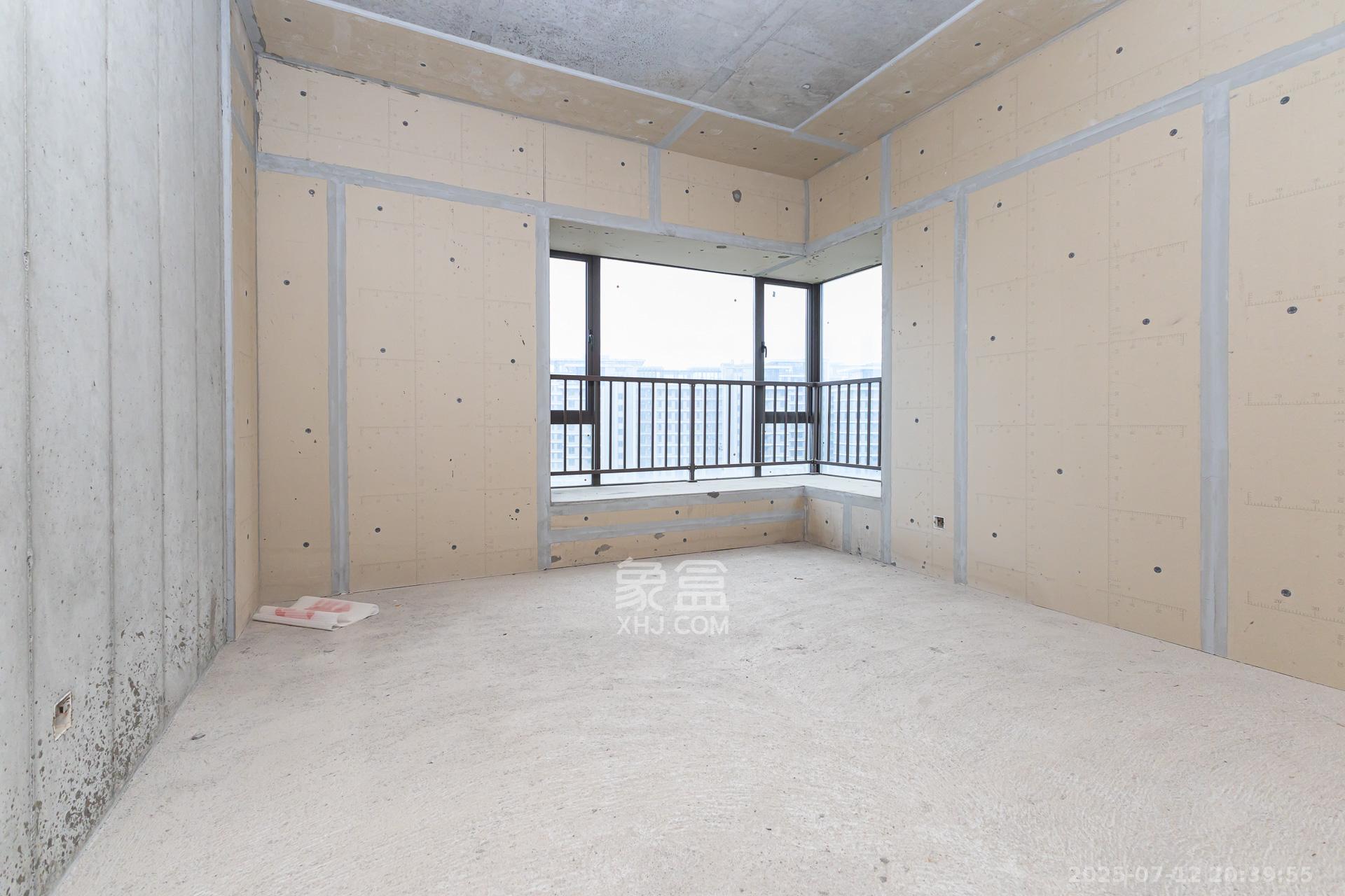 润和湘江天地E区  4室2厅2卫    200.0万 润和湘江天地E区  4室2厅2卫    200.0万卧室