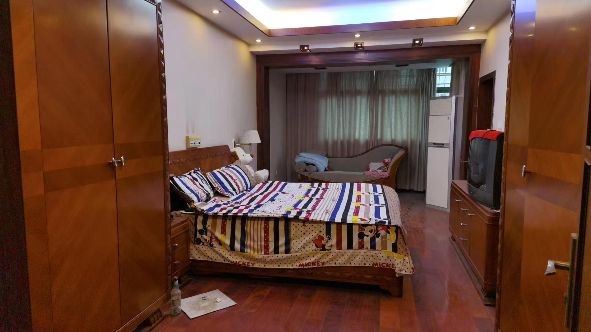 市中心血站(独栋) 4室2厅2卫 63.9万 市中心血站(独栋) 4室2厅2卫 63.9万客厅