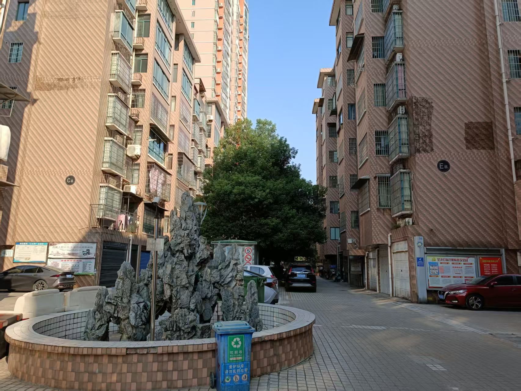 杨柳苑  5室2厅3卫   46.00万客厅