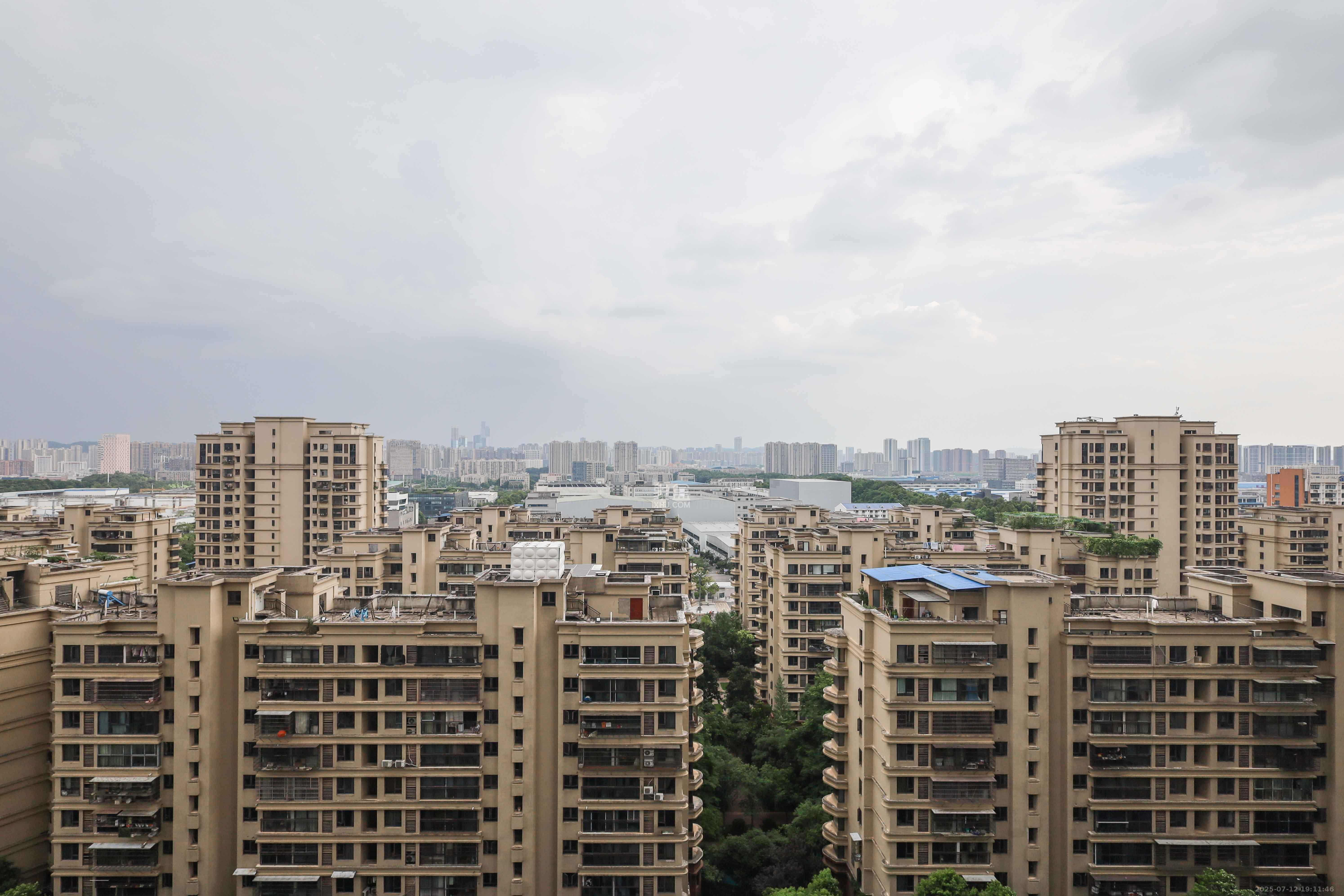 保利麓谷林语F区 3室2厅1卫 85.0万 保利麓谷林语F区 3室2厅1卫 85.0万阳台