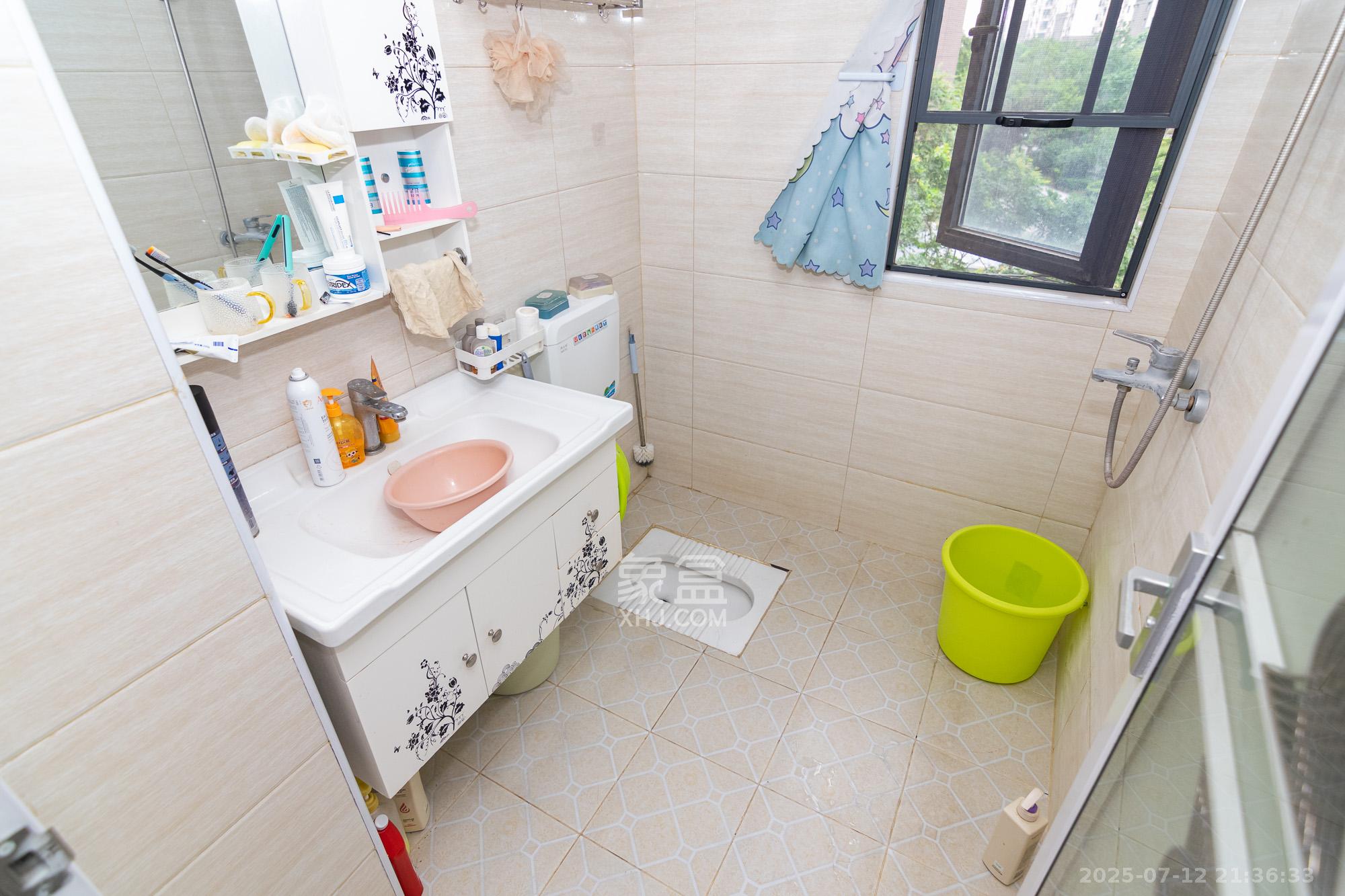 中粮鸿云  3室2厅2卫    69.8万 中粮鸿云  3室2厅2卫    69.8万卫生间