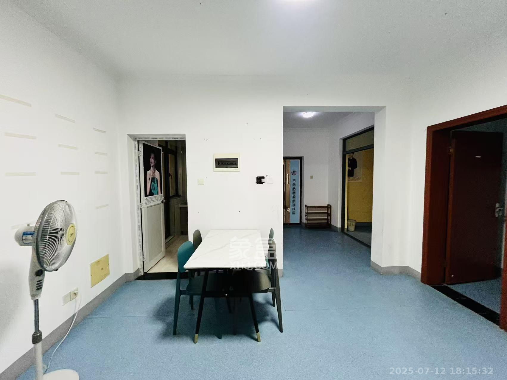 鑫远熙山 4室2厅1卫 2500.0元/月 鑫远熙山 4室2厅1卫 2500.0元/月室内图