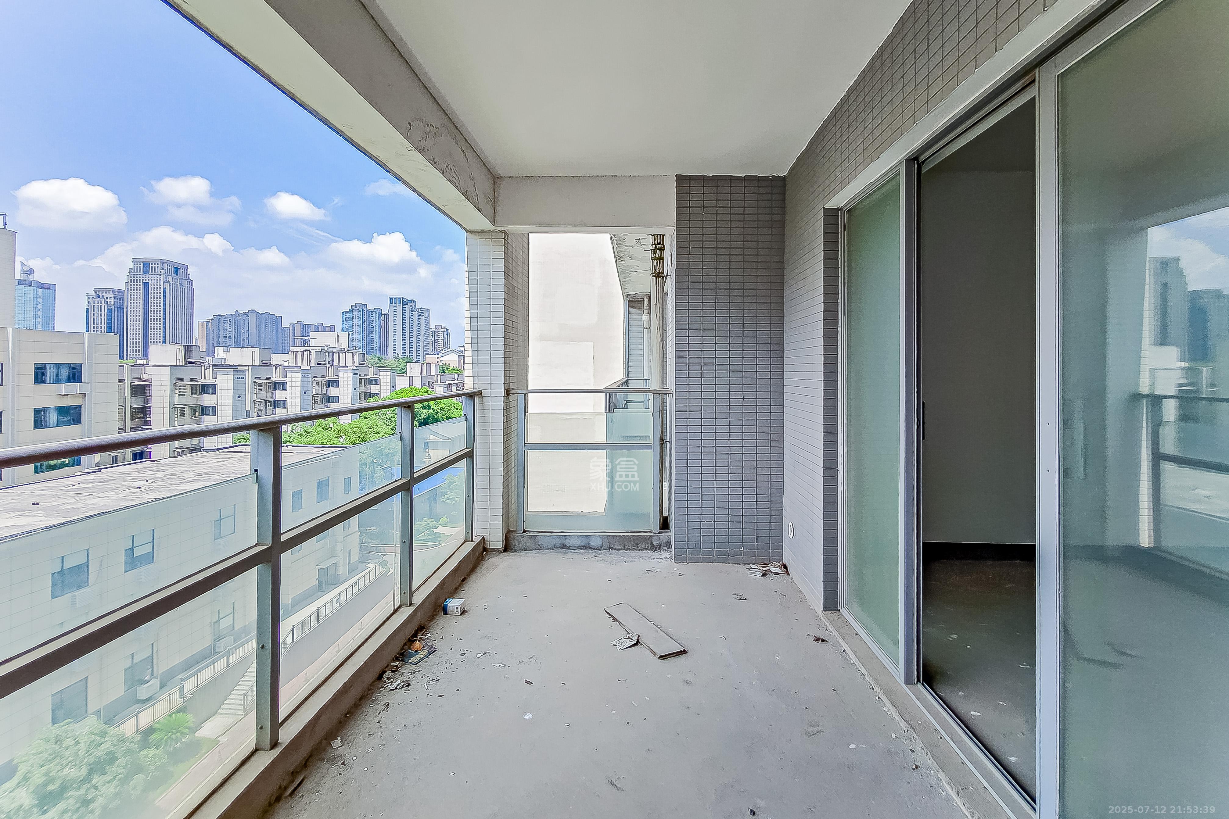建鸿达华都（华都小户型及大华写字楼）  4室2厅3卫   290.00万阳台